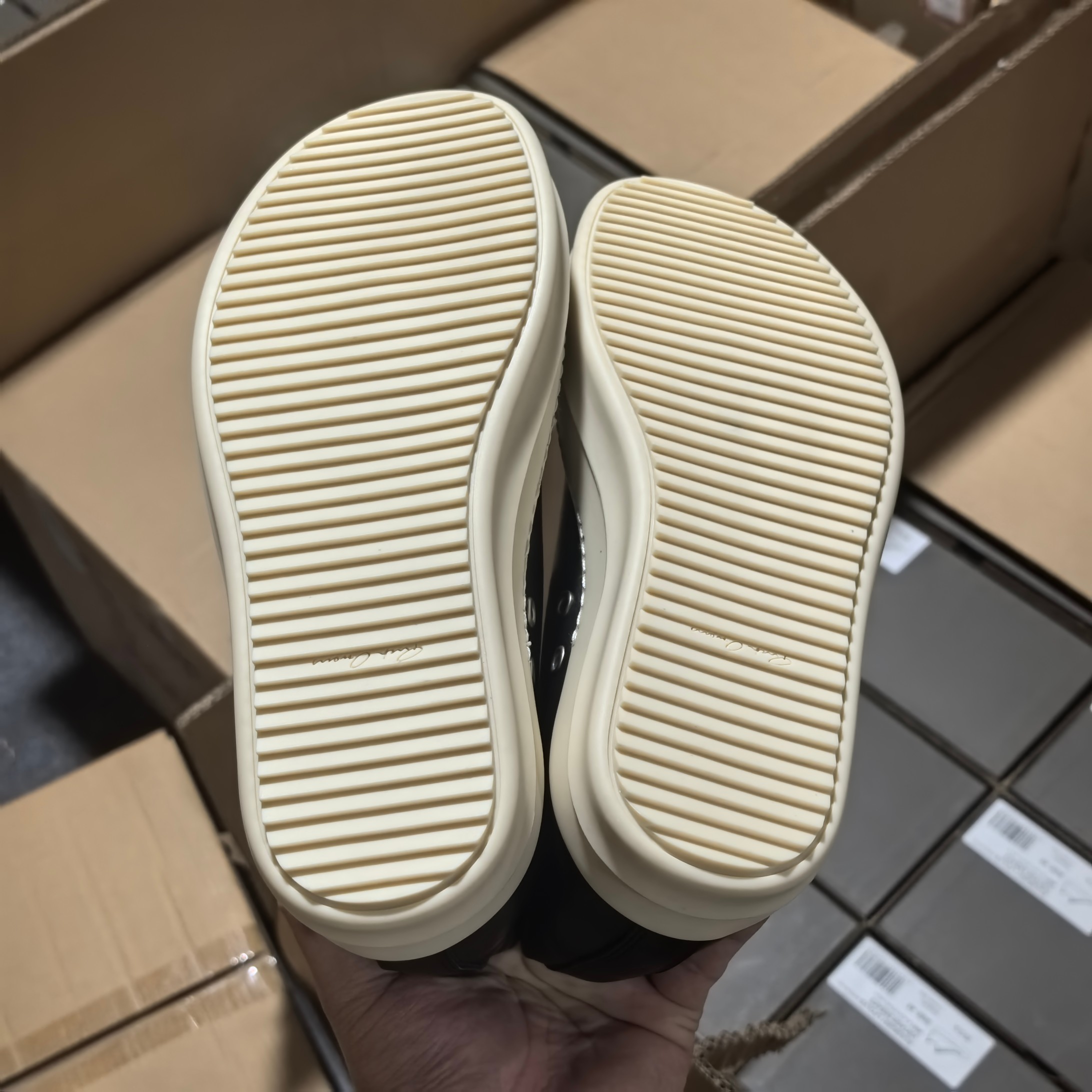 RO黑色中帮全码入库 配置如下大底:TPR奶香大底皮料:定制粒面小牛皮 纹路质感同步正品鞋带:高密度加厚