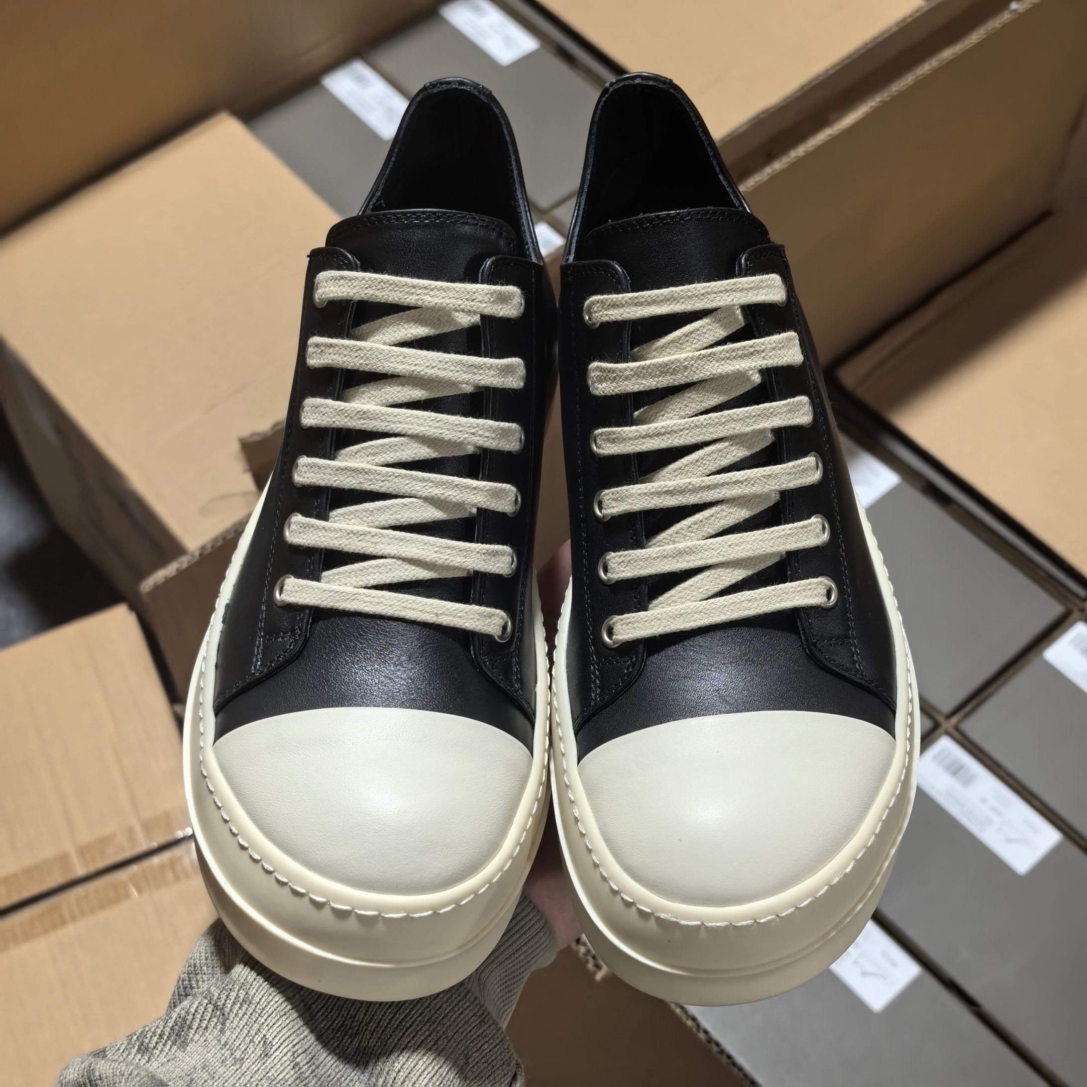 RO黑色中帮全码入库 配置如下大底:TPR奶香大底皮料:定制粒面小牛皮 纹路质感同步正品鞋带:高密度加厚