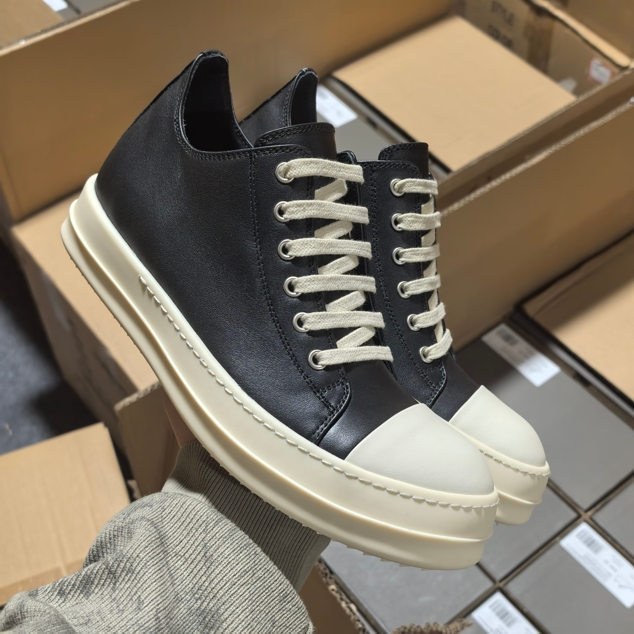 RO黑色中帮全码入库 配置如下大底:TPR奶香大底皮料:定制粒面小牛皮 纹路质感同步正品鞋带:高密度加厚