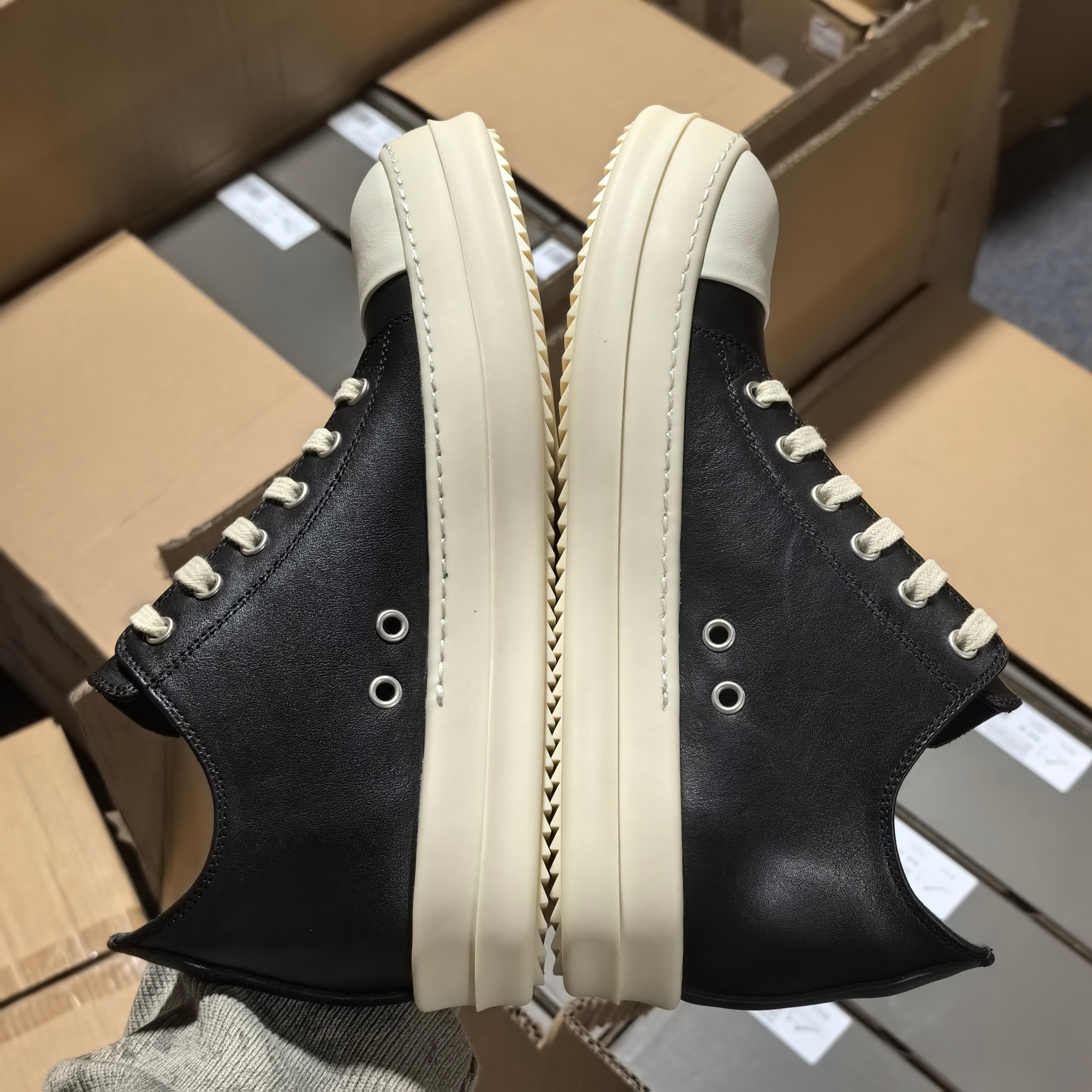 RO黑色中帮全码入库 配置如下大底:TPR奶香大底皮料:定制粒面小牛皮 纹路质感同步正品鞋带:高密度加厚