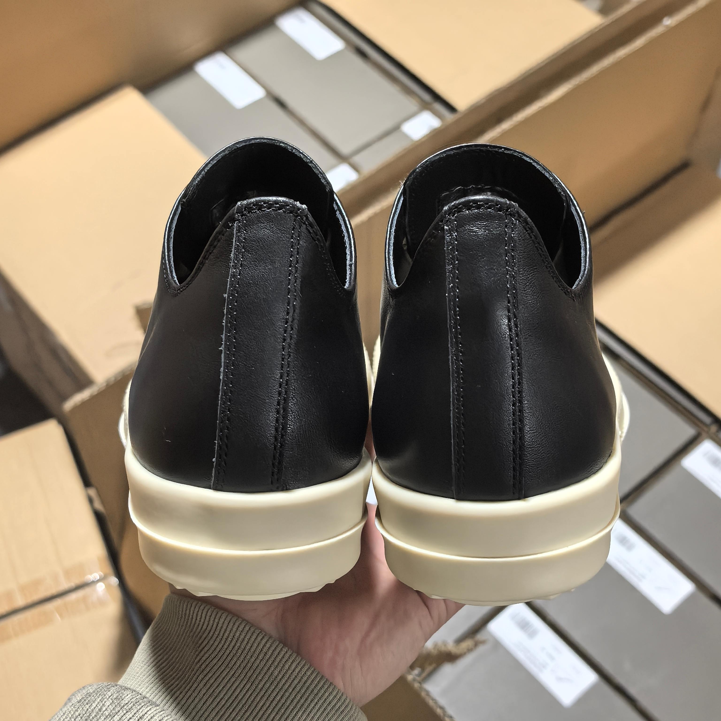 RO黑色中帮全码入库 配置如下大底:TPR奶香大底皮料:定制粒面小牛皮 纹路质感同步正品鞋带:高密度加厚