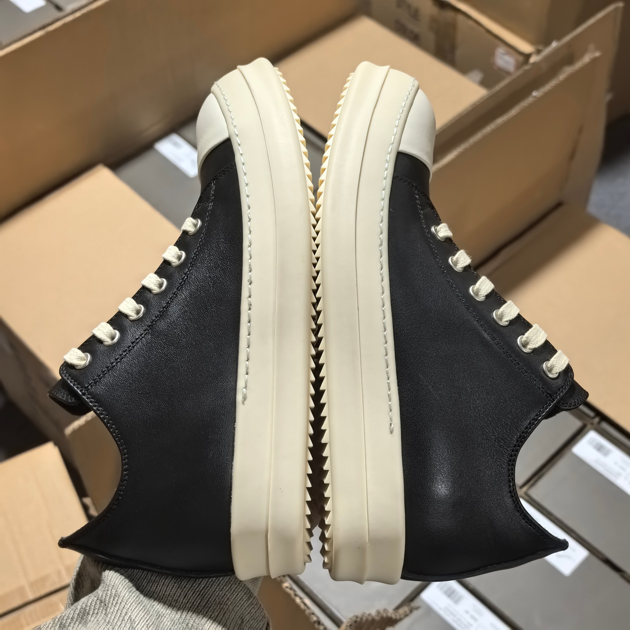 RO黑色中帮全码入库 配置如下大底:TPR奶香大底皮料:定制粒面小牛皮 纹路质感同步正品鞋带:高密度加厚