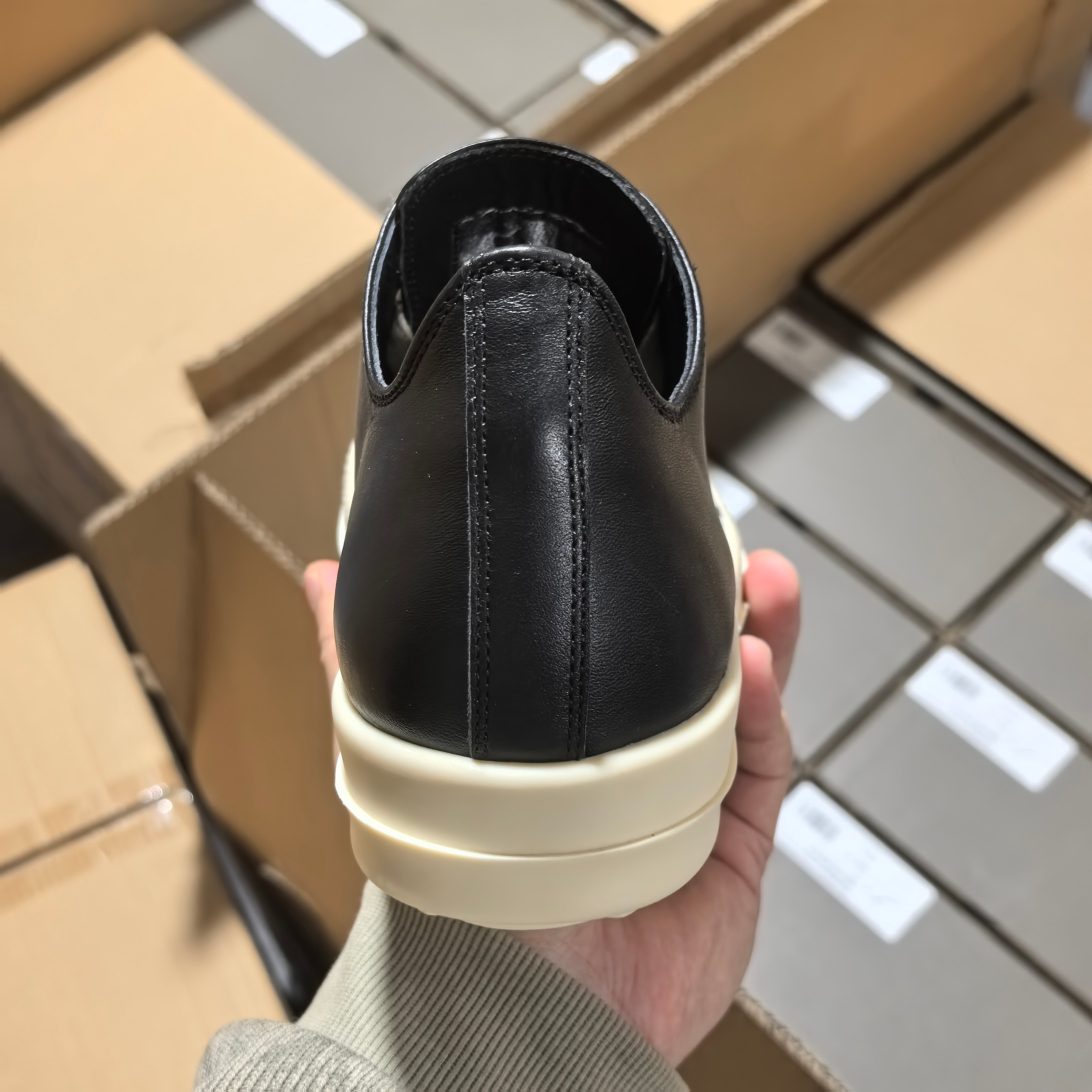 RO黑色中帮全码入库 配置如下大底:TPR奶香大底皮料:定制粒面小牛皮 纹路质感同步正品鞋带:高密度加厚