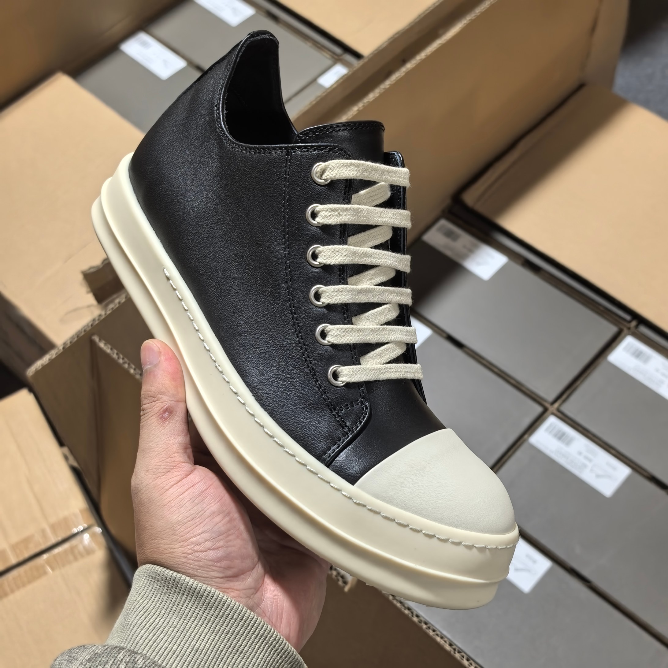 RO黑色中帮全码入库 配置如下大底:TPR奶香大底皮料:定制粒面小牛皮 纹路质感同步正品鞋带:高密度加厚