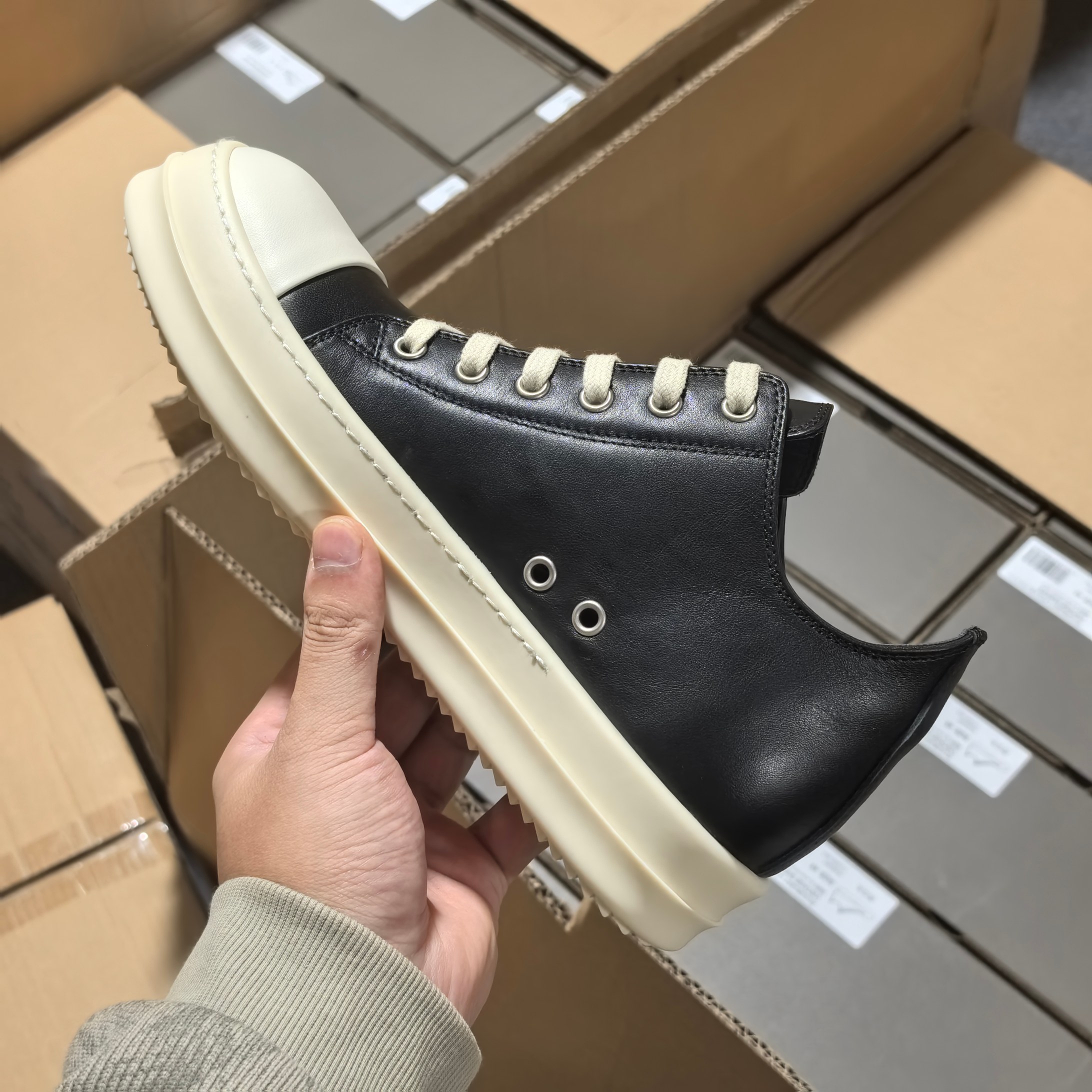 RO黑色中帮全码入库 配置如下大底:TPR奶香大底皮料:定制粒面小牛皮 纹路质感同步正品鞋带:高密度加厚