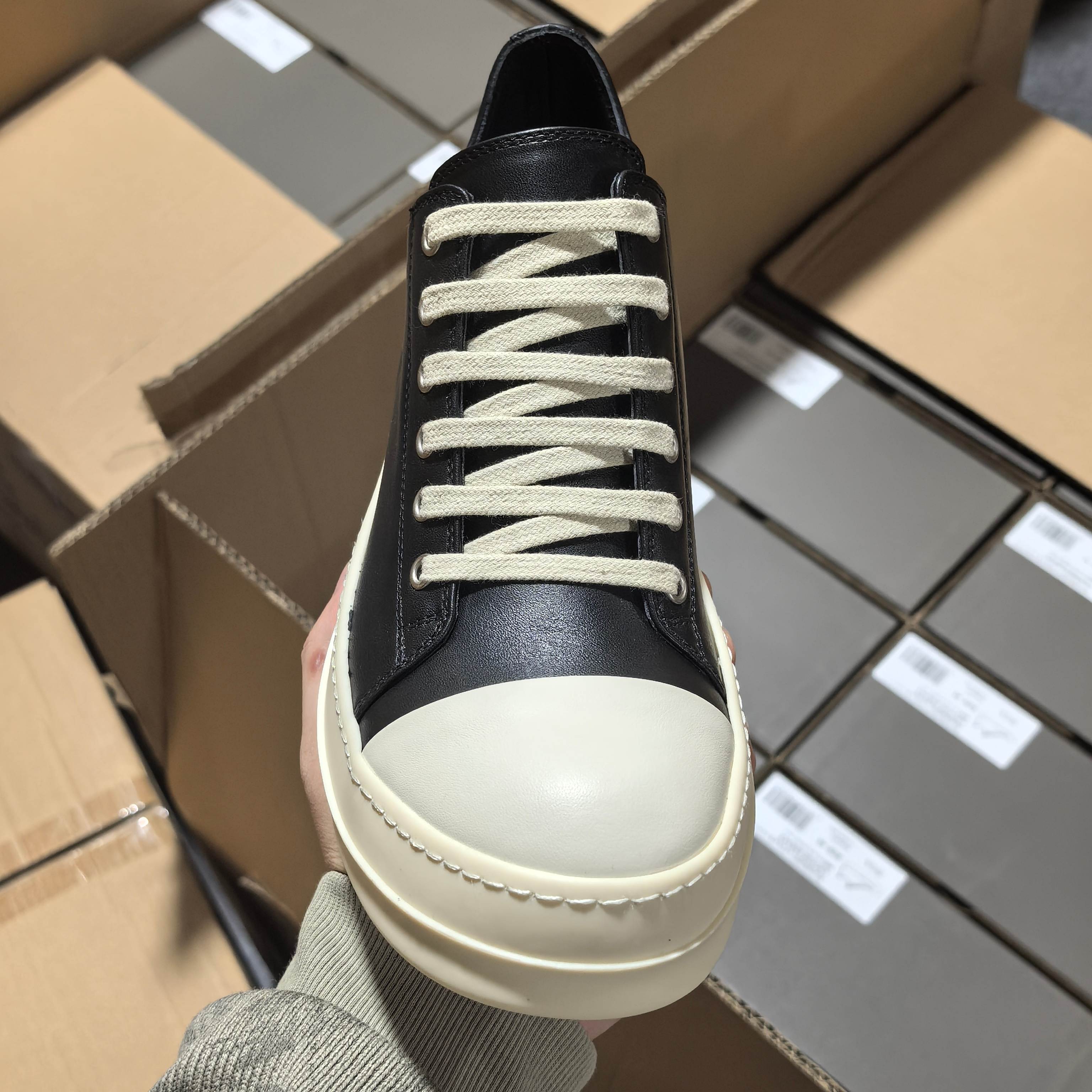 RO黑色中帮全码入库 配置如下大底:TPR奶香大底皮料:定制粒面小牛皮 纹路质感同步正品鞋带:高密度加厚