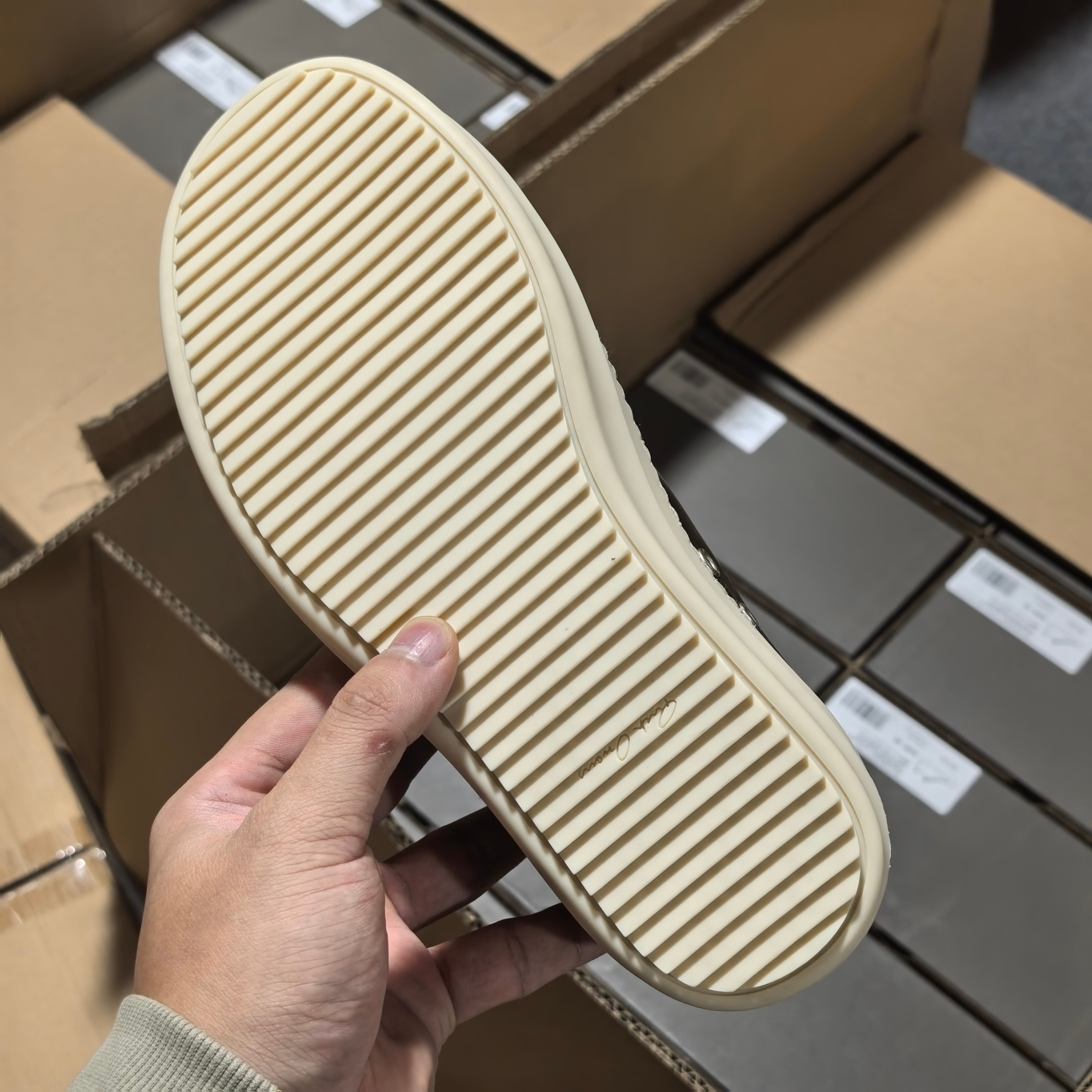 RO黑色中帮全码入库 配置如下大底:TPR奶香大底皮料:定制粒面小牛皮 纹路质感同步正品鞋带:高密度加厚