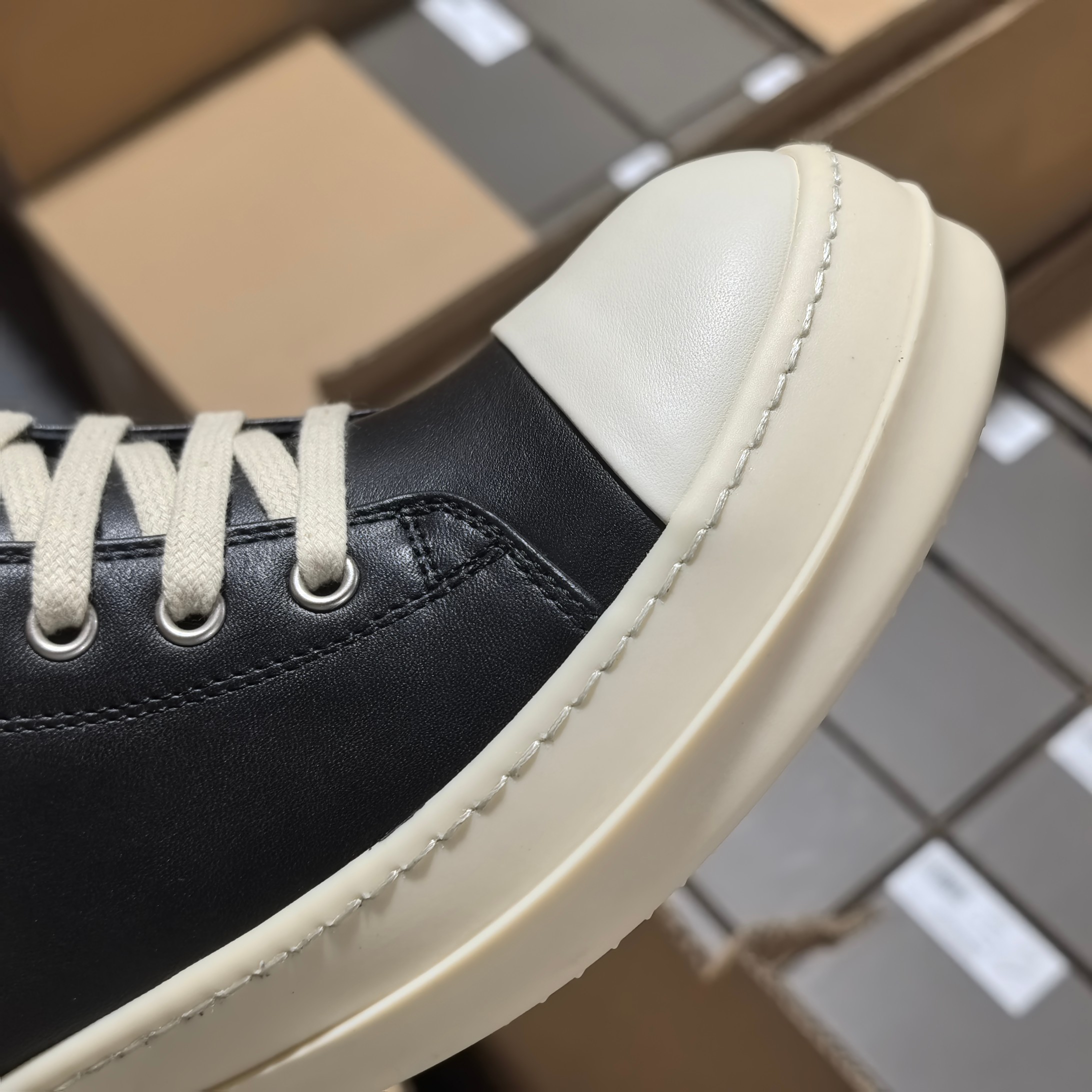 RO黑色中帮全码入库 配置如下大底:TPR奶香大底皮料:定制粒面小牛皮 纹路质感同步正品鞋带:高密度加厚