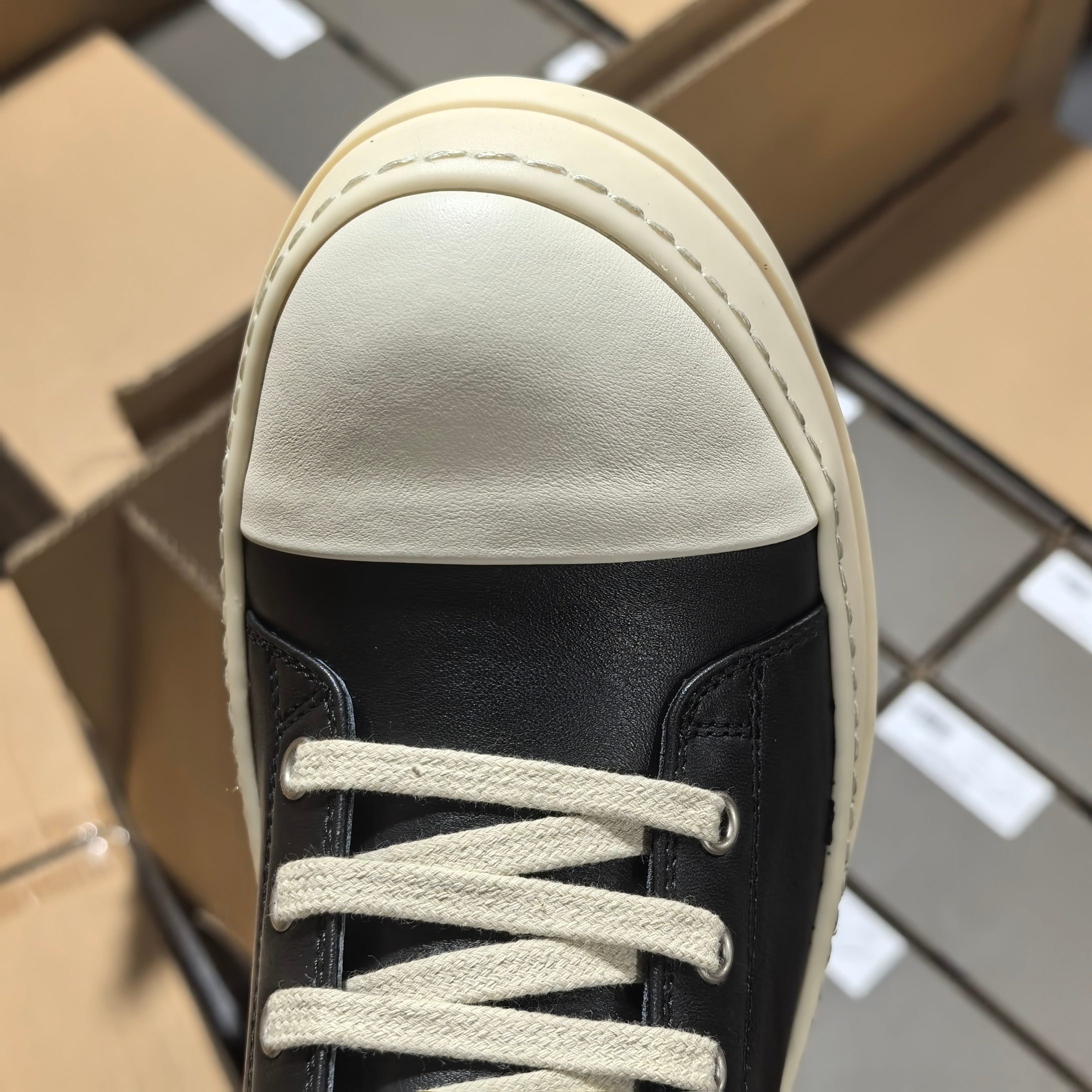 RO黑色中帮全码入库 配置如下大底:TPR奶香大底皮料:定制粒面小牛皮 纹路质感同步正品鞋带:高密度加厚