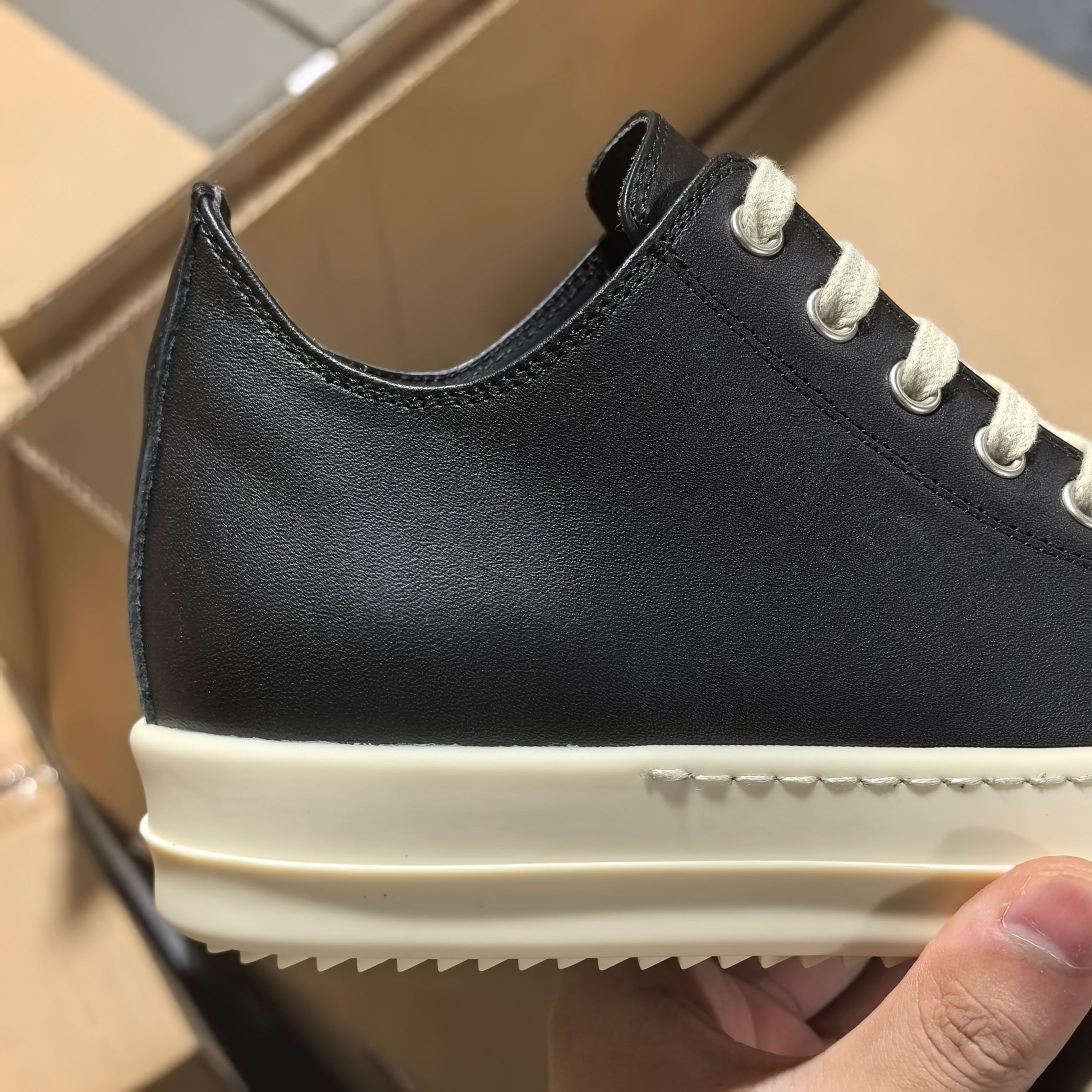 RO黑色中帮全码入库 配置如下大底:TPR奶香大底皮料:定制粒面小牛皮 纹路质感同步正品鞋带:高密度加厚