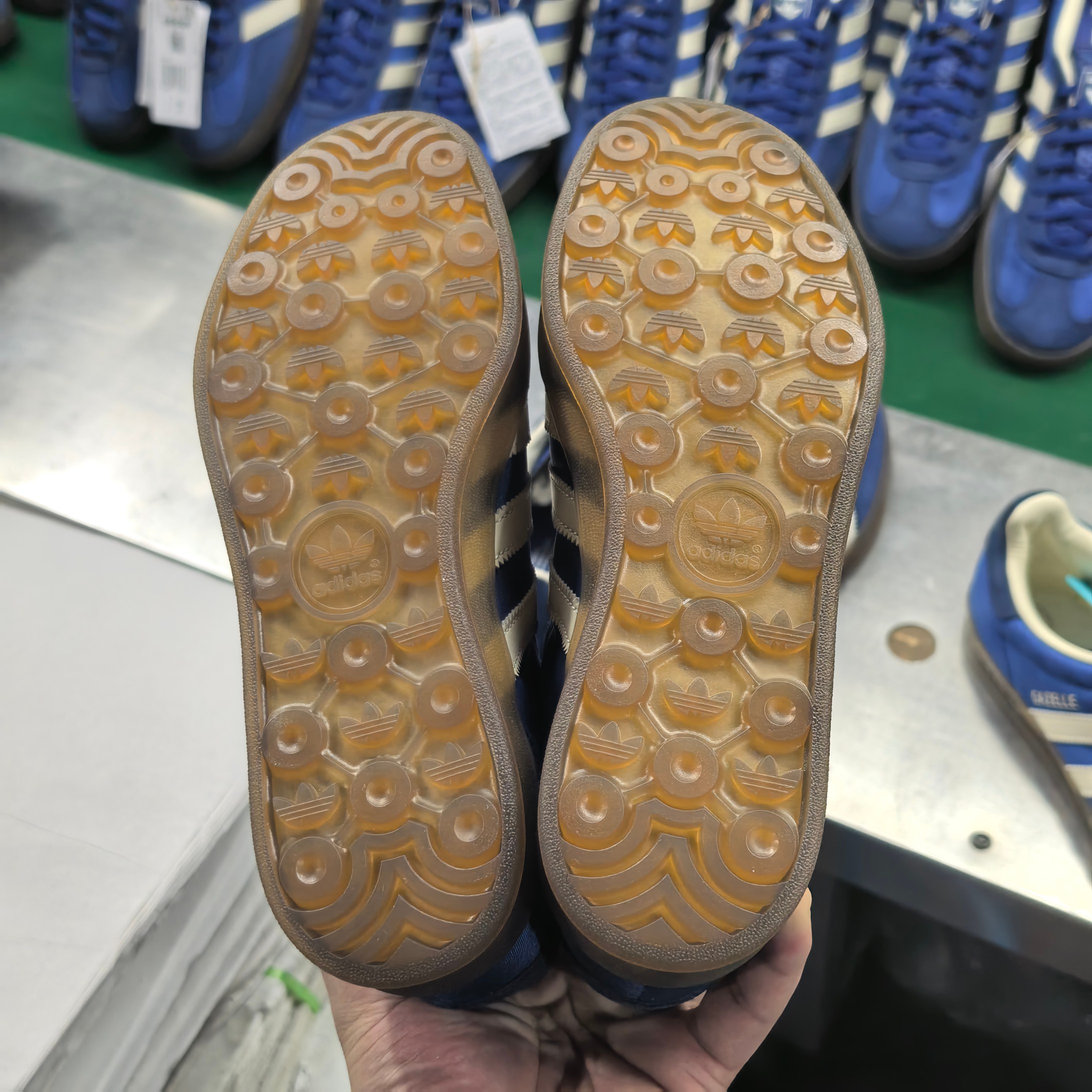 蓝色AD GAZELLE INDOOR 舒适百搭 耐磨 低帮 板鞋 女款 蓝色全码入库可对比市场任何在售