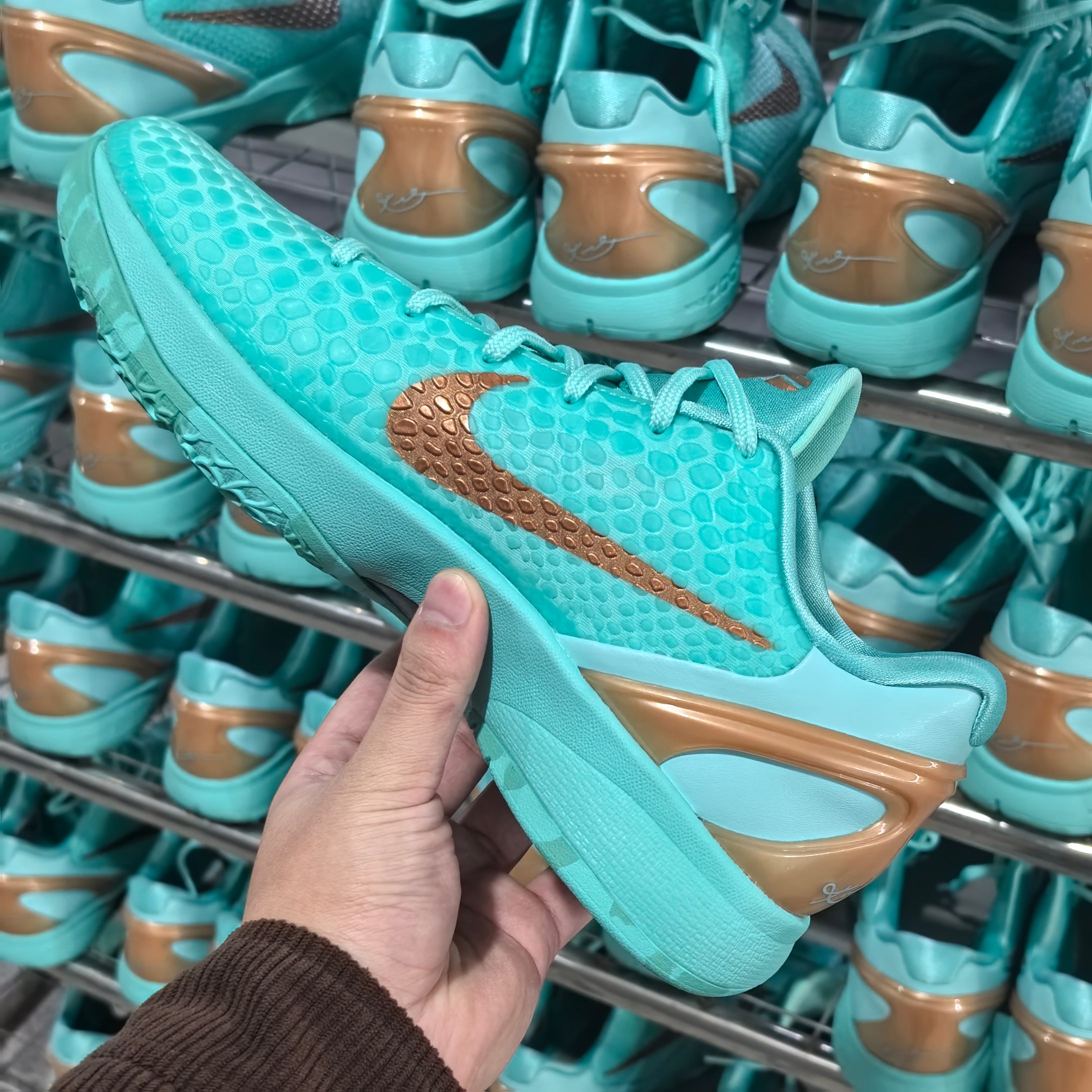 新品出货科比6系列自由女神 即将全码来袭 大货细节实拍 目前圈内No.1 第一梯队毋庸置疑 40/40.