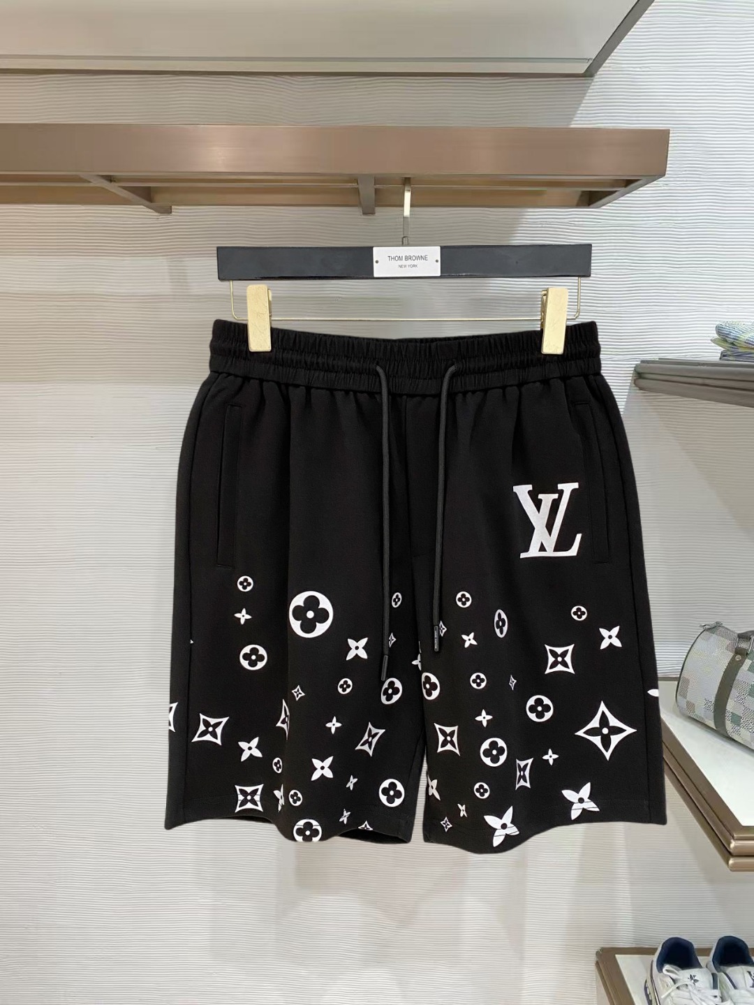 LV 2026春夏新款男士休闲短裤 五分裤 高端货简洁时尚大方定制原版进口面料简洁利落又清爽品质做工细节