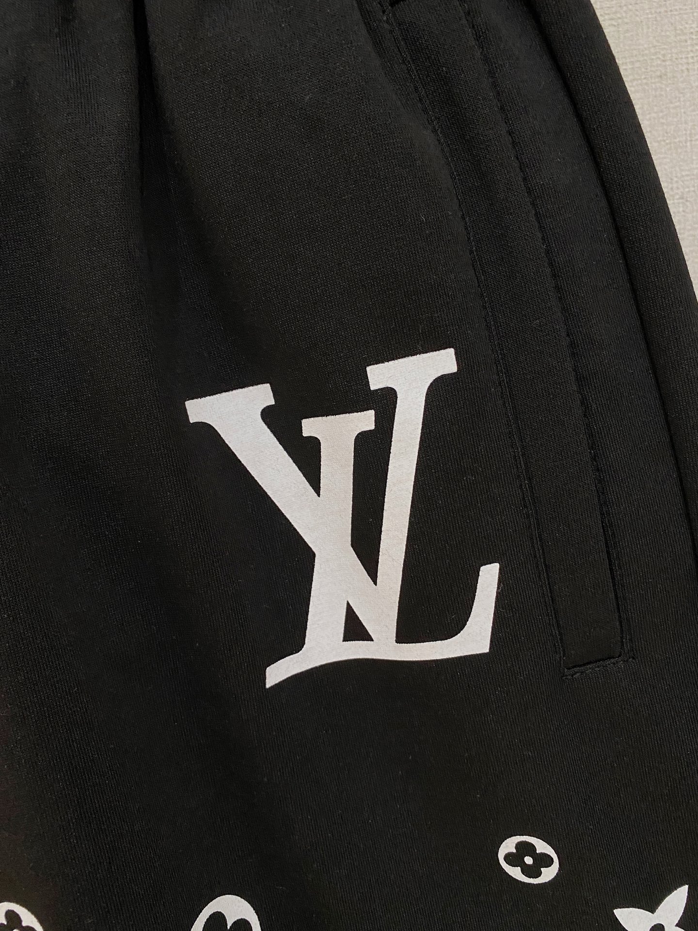 LV 2026春夏新款男士休闲短裤 五分裤 高端货简洁时尚大方定制原版进口面料简洁利落又清爽品质做工细节
