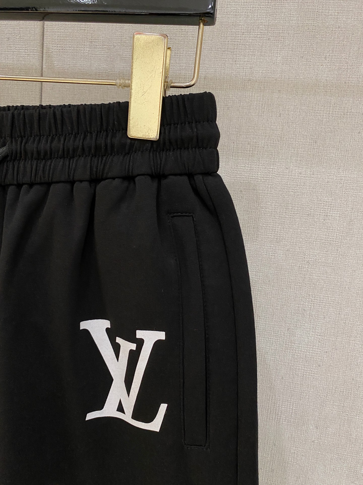 LV 2026春夏新款男士休闲短裤 五分裤 高端货简洁时尚大方定制原版进口面料简洁利落又清爽品质做工细节