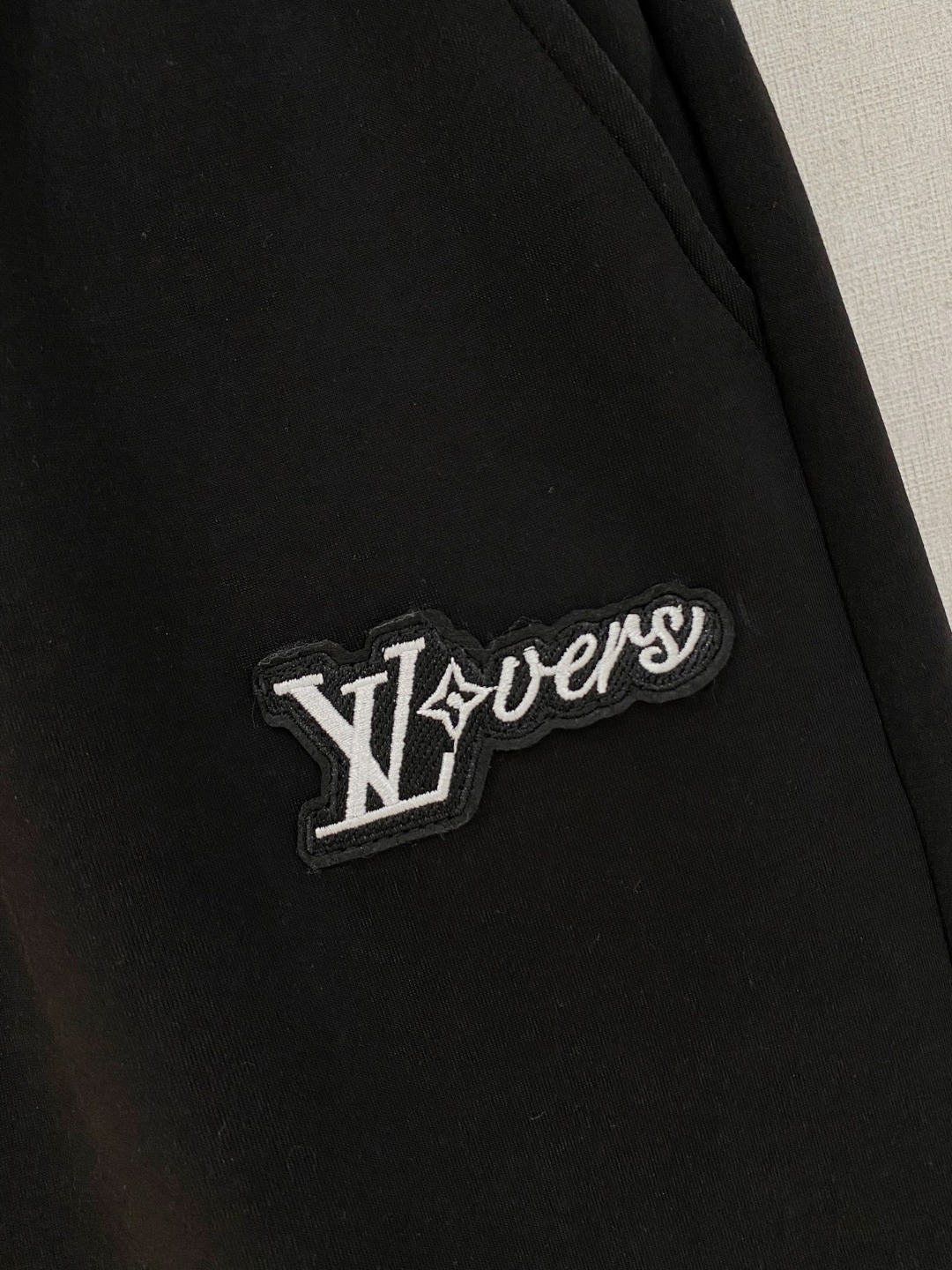 LV 2026春夏新款男士休闲短裤 五分裤 高端货简洁时尚大方定制原版进口面料简洁利落又清爽品质做工细节