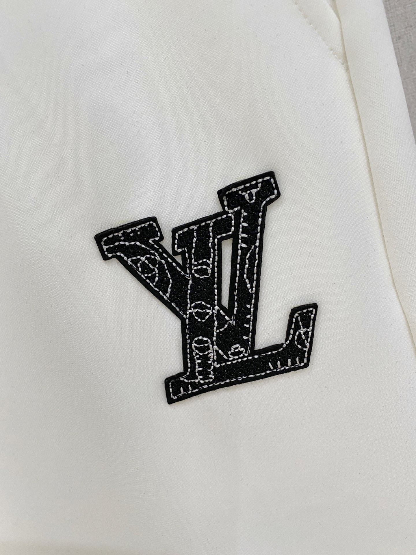 LV 2026春夏新款男士休闲短裤 五分裤 高端货简洁时尚大方定制原版进口面料简洁利落又清爽品质做工细节