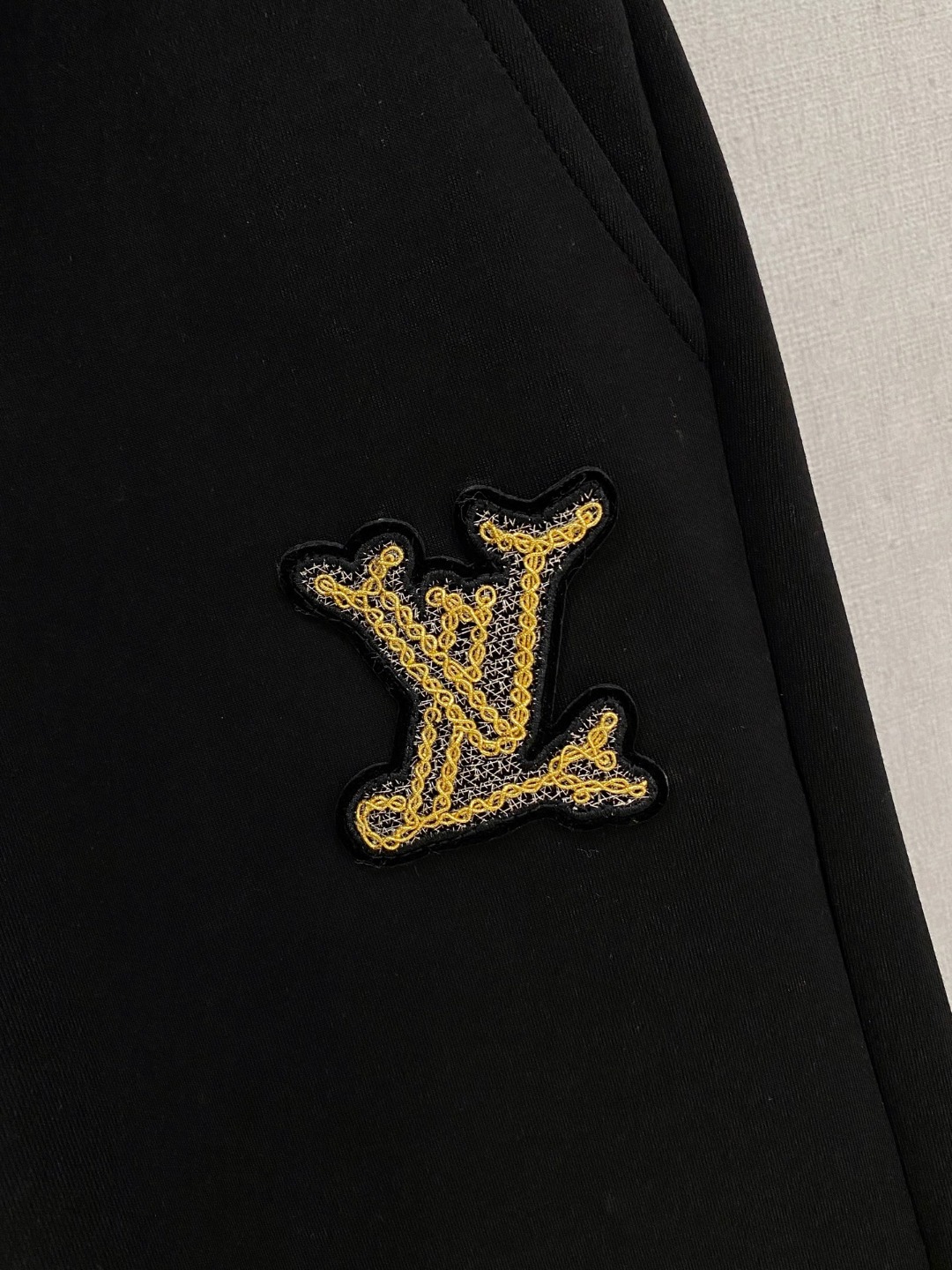 LV 2026春夏新款男士休闲短裤 五分裤 高端货简洁时尚大方定制原版进口面料简洁利落又清爽品质做工细节