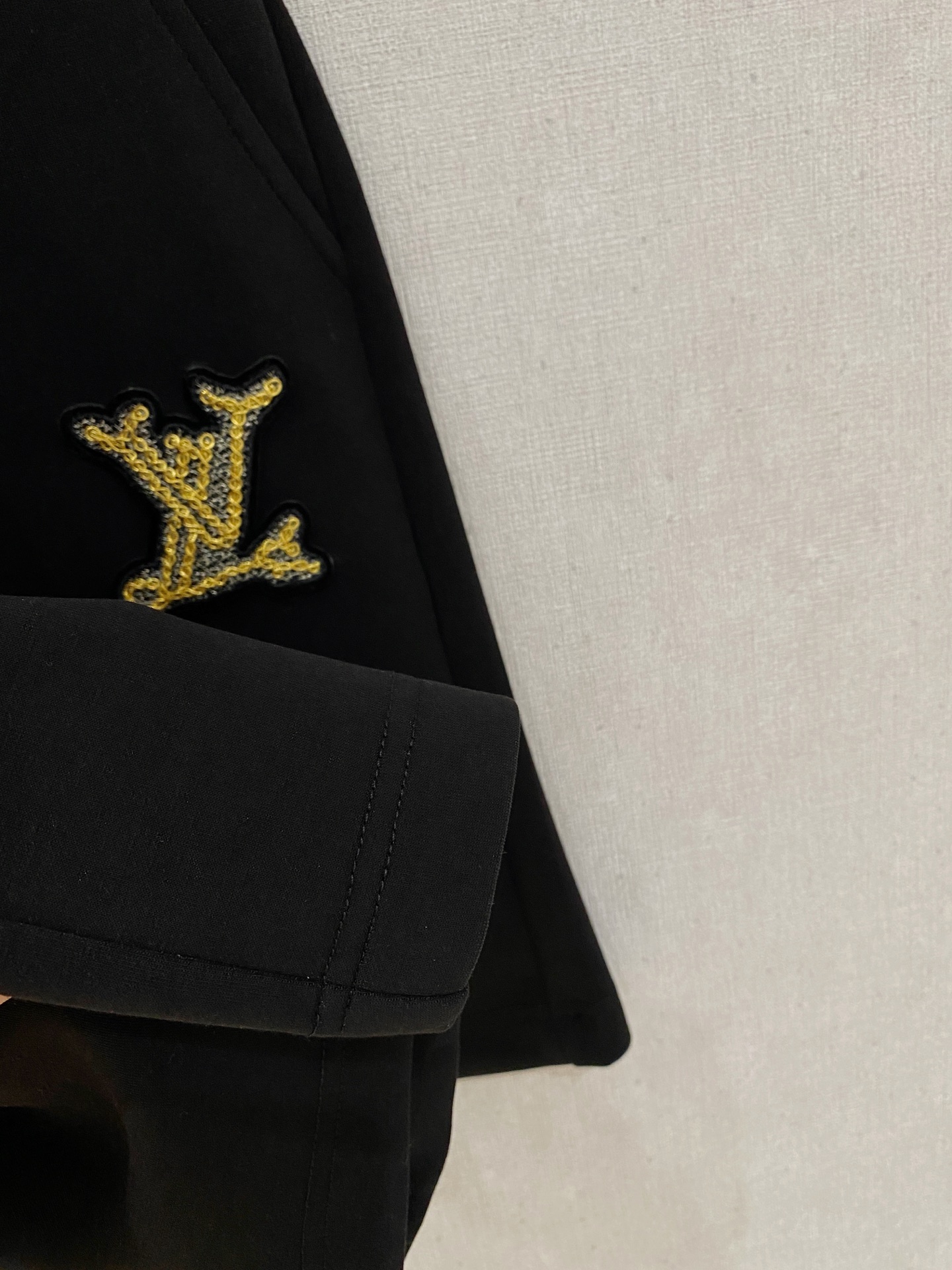 LV 2026春夏新款男士休闲短裤 五分裤 高端货简洁时尚大方定制原版进口面料简洁利落又清爽品质做工细节