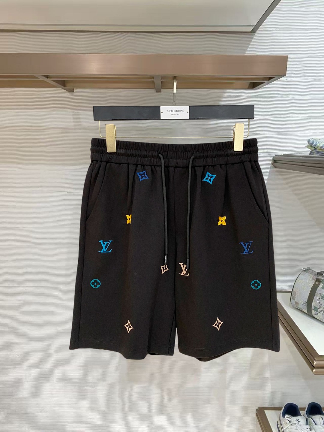 LV 2026春夏新款男士休闲短裤 五分裤 高端货简洁时尚大方定制原版进口面料简洁利落又清爽品质做工细节