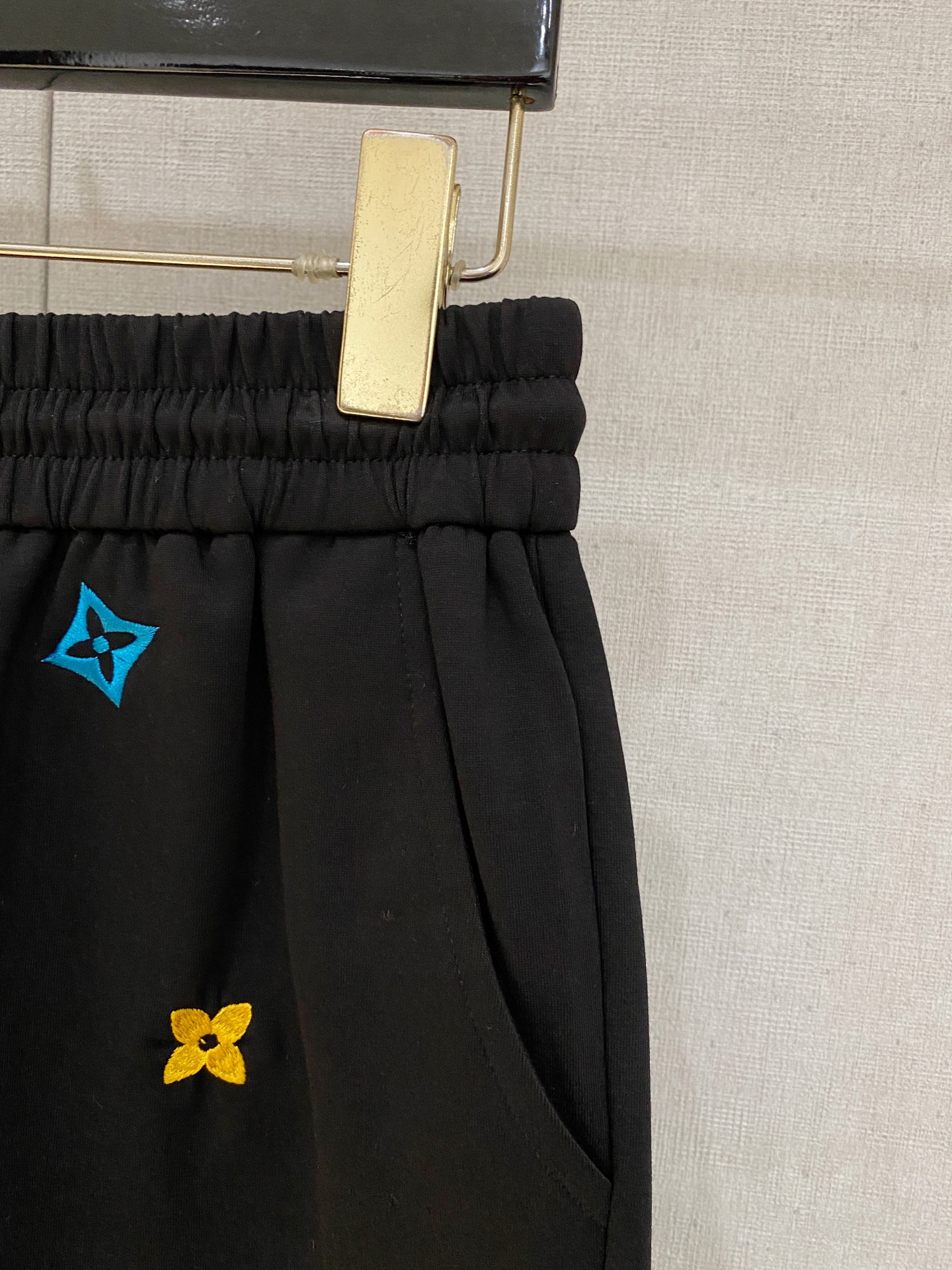 LV 2026春夏新款男士休闲短裤 五分裤 高端货简洁时尚大方定制原版进口面料简洁利落又清爽品质做工细节