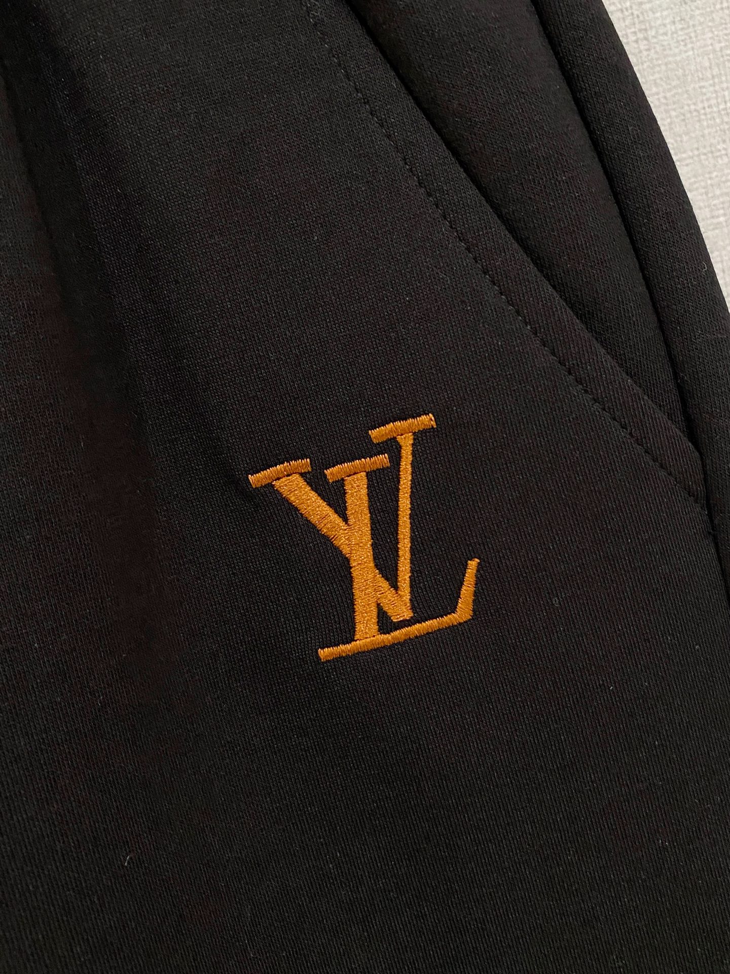 LV 2026春夏新款男士休闲短裤 五分裤 高端货简洁时尚大方定制原版进口面料简洁利落又清爽品质做工细节