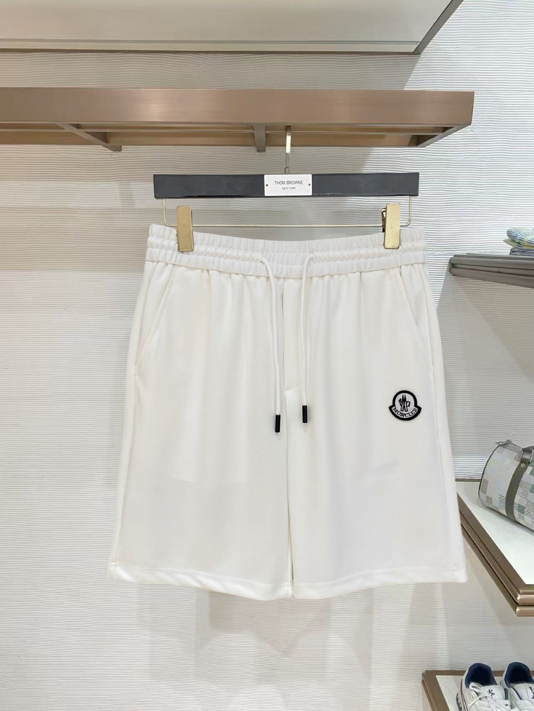NO:847741,Mengkou 2026 spring and summer new men's casual shorts, three-quarter pants, high-end goods, simple, fashionable and generous, customized original imported fabrics, simple and refreshing, high-quality workmanship details that can withstand any form of inspection, simple and generous, versatile style, elegant and handsome upper body, brand new sense of sight!  The appearance is incomparable, the details are in place, and the upper body is not picky!  Size M-3xL,,Moncler,shorts,19860909蒙口 2026春夏新款男士休闲短裤 五分裤 高端货简洁时尚大方定制原版进口面料简洁利落又清爽品质做工细节经得起任何形式检验简约大方百搭款 上身优雅帅气,焕然一新的即视感！品相无敌,细节都很到位,上身不挑人！ 码数M-3xL,,Moncler,shorts,,Men's clothing