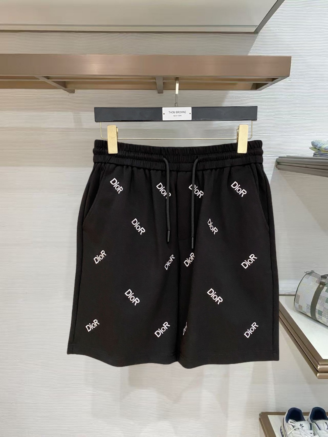 NO:847744,Dior's 2026 spring and summer new men's casual shorts, three-quarter pants, high-end goods, simple, fashionable and generous, customized original imported fabrics, simple and refreshing, high-quality workmanship details that can withstand any form of inspection, simple and generous, versatile style, elegant and handsome upper body, brand new sense of sight!  The appearance is incomparable, the details are in place, and the upper body is not picky!  Size M-3xL,,dior,shorts,19860909迪奥 2026春夏新款男士休闲短裤 五分裤 高端货简洁时尚大方定制原版进口面料简洁利落又清爽品质做工细节经得起任何形式检验简约大方百搭款 上身优雅帅气,焕然一新的即视感！品相无敌,细节都很到位,上身不挑人！ 码数M-3xL,,dior,shorts,,Men's clothing