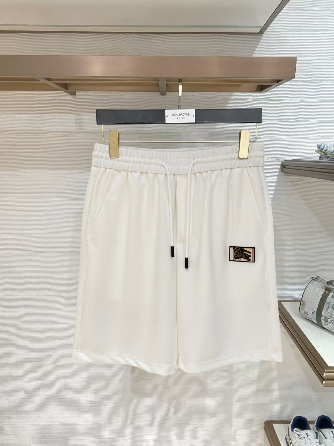 NO:847745,Burberry 2026 spring and summer new men's casual shorts, three-quarter pants, high-end goods, simple, fashionable and generous, customized original imported fabrics, simple and refreshing, high-quality workmanship details that can withstand any form of inspection, simple and generous, versatile style, elegant and handsome upper body, brand new sense of sight!  The appearance is incomparable, the details are in place, and the upper body is not picky!  Size M-3xL,,burberry,shorts,19860909巴宝莉 2026春夏新款男士休闲短裤 五分裤 高端货简洁时尚大方定制原版进口面料简洁利落又清爽品质做工细节经得起任何形式检验简约大方百搭款 上身优雅帅气,焕然一新的即视感！品相无敌,细节都很到位,上身不挑人！ 码数M-3xL,,burberry,shorts,,Men's clothing
