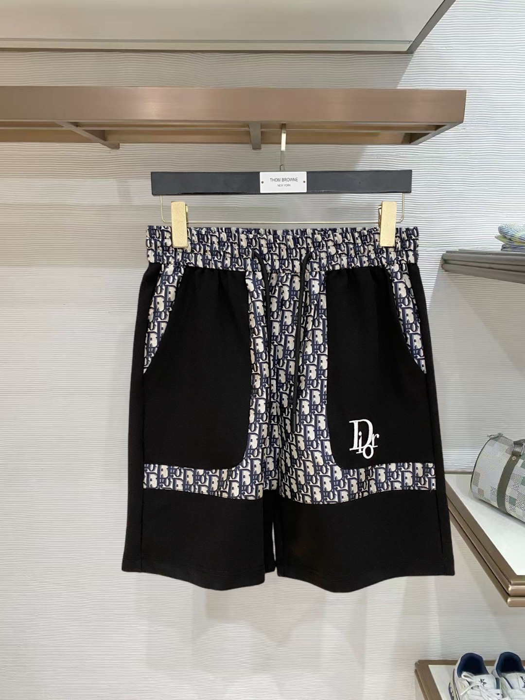 NO:847751,Dior's 2026 spring and summer new men's casual shorts, three-quarter pants, high-end goods, simple, fashionable and generous, customized original imported fabrics, simple and refreshing, high-quality workmanship details that can withstand any form of inspection, simple and generous, versatile style, elegant and handsome upper body, brand new sense of sight!  The appearance is incomparable, the details are in place, and the upper body is not picky!  Size M-3xL,,dior,shorts,19860909迪奥 2026春夏新款男士休闲短裤 五分裤 高端货简洁时尚大方定制原版进口面料简洁利落又清爽品质做工细节经得起任何形式检验简约大方百搭款 上身优雅帅气,焕然一新的即视感！品相无敌,细节都很到位,上身不挑人！ 码数M-3xL,,dior,shorts,,Men's clothing