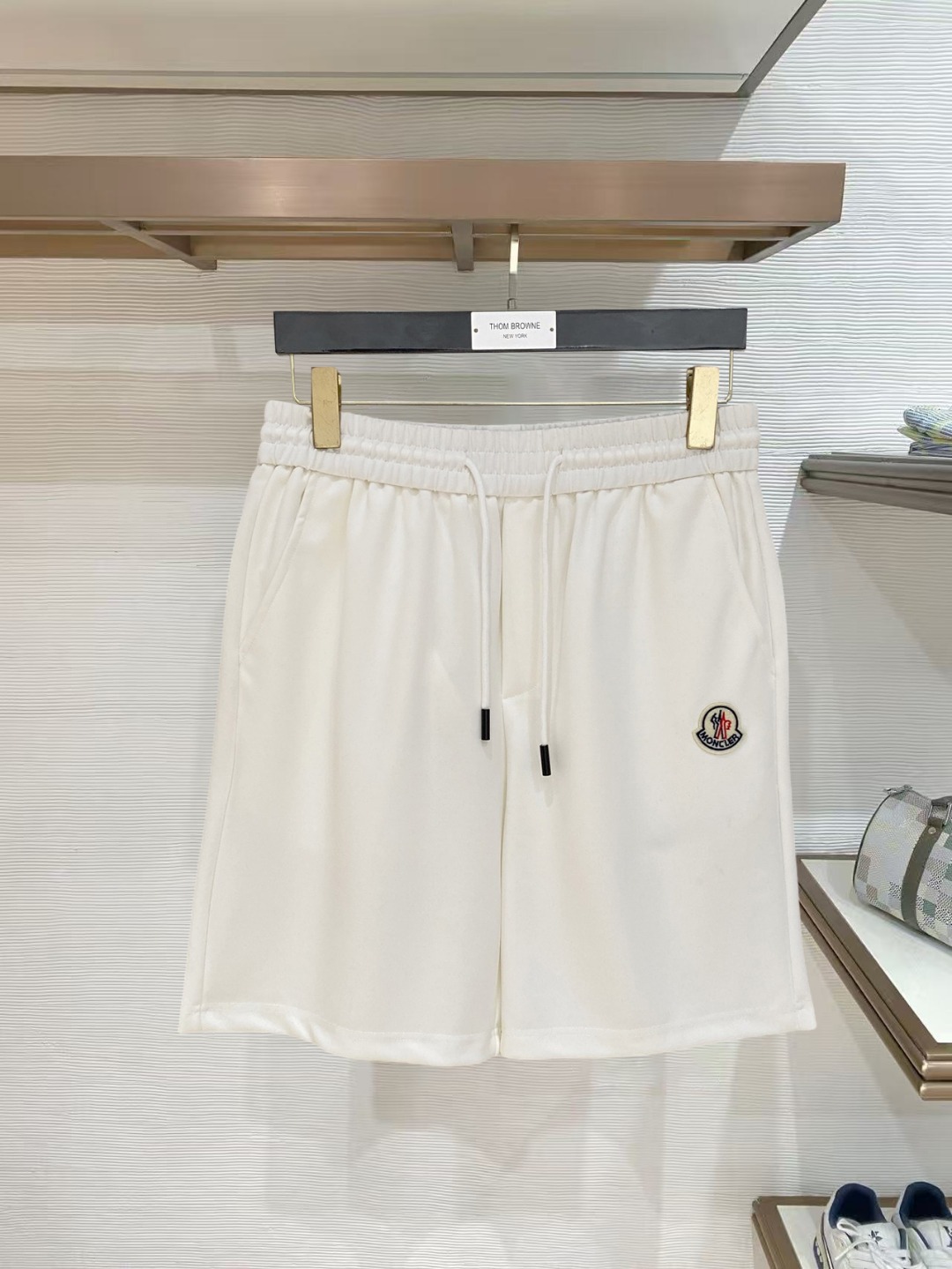 NO:847753,Mengkou 2026 spring and summer new men's casual shorts, three-quarter pants, high-end goods, simple, fashionable and generous, customized original imported fabrics, simple and refreshing, high-quality workmanship details that can withstand any form of inspection, simple and generous, versatile style, elegant and handsome upper body, brand new sense of sight!  The appearance is incomparable, the details are in place, and the upper body is not picky!  Size M-3xL,,Moncler,shorts,19860909蒙口 2026春夏新款男士休闲短裤 五分裤 高端货简洁时尚大方定制原版进口面料简洁利落又清爽品质做工细节经得起任何形式检验简约大方百搭款 上身优雅帅气,焕然一新的即视感！品相无敌,细节都很到位,上身不挑人！ 码数M-3xL,,Moncler,shorts,,Men's clothing