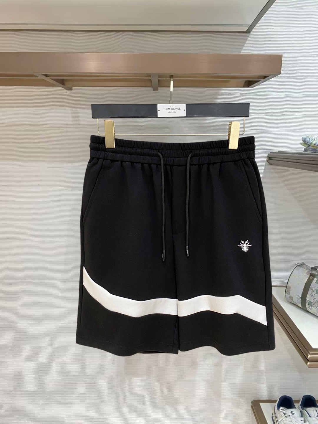 NO:847755,Dior's 2026 spring and summer new men's casual shorts, three-quarter pants, high-end goods, simple, fashionable and generous, customized original imported fabrics, simple and refreshing, high-quality workmanship details that can withstand any form of inspection, simple and generous, versatile style, elegant and handsome upper body, brand new sense of sight!  The appearance is incomparable, the details are in place, and the upper body is not picky!  Size M-3xL,,dior,shorts,19860909迪奥 2026春夏新款男士休闲短裤 五分裤 高端货简洁时尚大方定制原版进口面料简洁利落又清爽品质做工细节经得起任何形式检验简约大方百搭款 上身优雅帅气,焕然一新的即视感！品相无敌,细节都很到位,上身不挑人！ 码数M-3xL,,dior,shorts,,Men's clothing