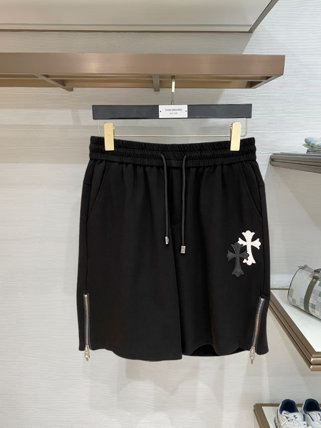 NO:847759,Croxin 2026 spring and summer new men's casual shorts, five-quarter pants, high-end goods, simple, fashionable and generous, customized original imported fabrics, simple, neat and refreshing, high-quality workmanship details, can withstand any form of inspection, simple and generous, versatile style, elegant and handsome upper body, brand new sense of sight!  The appearance is incomparable, the details are in place, and the upper body is not picky!  Size M-3xL,,chrome hearts,shorts,19860909克罗心2026春夏新款男士休闲短裤 五分裤 高端货简洁时尚大方定制原版进口面料简洁利落又清爽品质做工细节经得起任何形式检验简约大方百搭款 上身优雅帅气,焕然一新的即视感！品相无敌,细节都很到位,上身不挑人！ 码数M-3xL,,chrome hearts,shorts,,Men's clothing