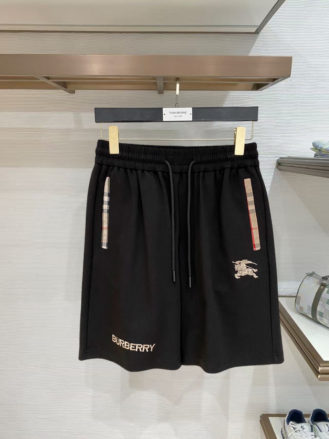 NO:847763,Burberry 2026 spring and summer new men's casual shorts, three-quarter pants, high-end goods, simple, fashionable and generous, customized original imported fabrics, simple and refreshing, high-quality workmanship details that can withstand any form of inspection, simple and generous, versatile style, elegant and handsome upper body, brand new sense of sight!  The appearance is incomparable, the details are in place, and the upper body is not picky!  Size M-3xL,,burberry,shorts,19860909巴宝莉 2026春夏新款男士休闲短裤 五分裤 高端货简洁时尚大方定制原版进口面料简洁利落又清爽品质做工细节经得起任何形式检验简约大方百搭款 上身优雅帅气,焕然一新的即视感！品相无敌,细节都很到位,上身不挑人！ 码数M-3xL,,burberry,shorts,,Men's clothing