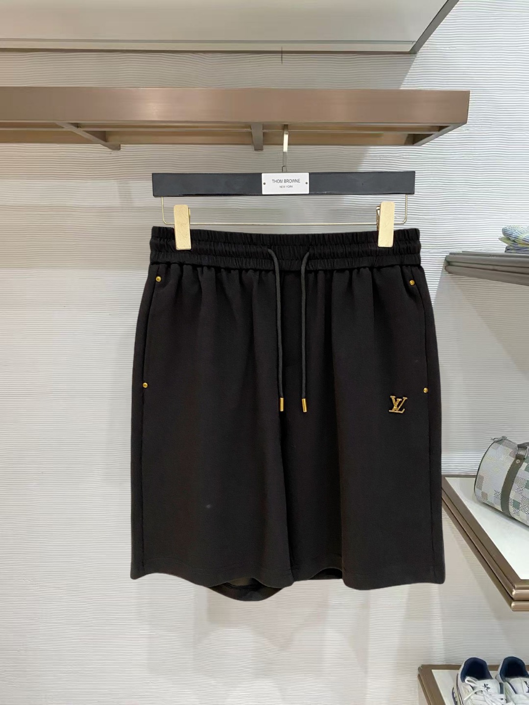NO:847748,LV 2026 spring and summer new men's casual shorts, three-quarter pants, high-end goods, simple, fashionable and generous, customized original imported fabrics, simple and refreshing, high-quality workmanship details, can withstand any form of inspection, simple and generous, versatile style, elegant and handsome upper body, brand new sense of sight!  The appearance is incomparable, the details are in place, and the upper body is not picky!  Size M-3xL,,louis vuitton,shorts,19860909LV 2026春夏新款男士休闲短裤 五分裤 高端货简洁时尚大方定制原版进口面料简洁利落又清爽品质做工细节经得起任何形式检验简约大方百搭款 上身优雅帅气,焕然一新的即视感！品相无敌,细节都很到位,上身不挑人！ 码数M-3xL,,louis vuitton,shorts,,Men's clothing