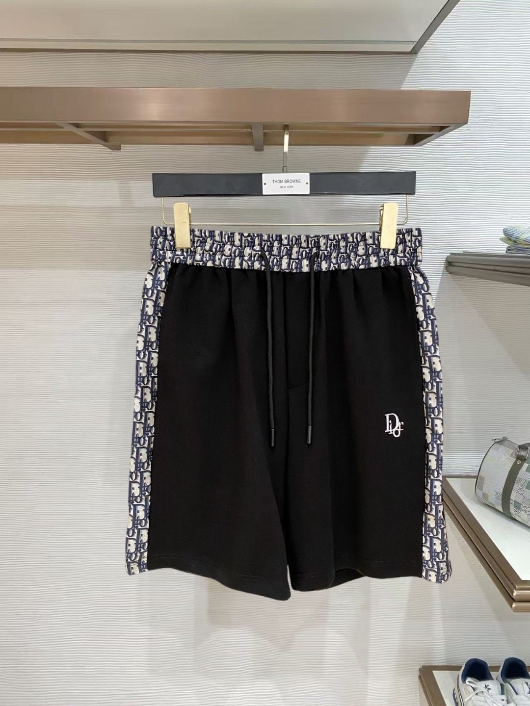 NO:847750,Dior's 2026 spring and summer new men's casual shorts, three-quarter pants, high-end goods, simple, fashionable and generous, customized original imported fabrics, simple and refreshing, high-quality workmanship details that can withstand any form of inspection, simple and generous, versatile style, elegant and handsome upper body, brand new sense of sight!  The appearance is incomparable, the details are in place, and the upper body is not picky!  Size M-3xL,,dior,shorts,19860909迪奥 2026春夏新款男士休闲短裤 五分裤 高端货简洁时尚大方定制原版进口面料简洁利落又清爽品质做工细节经得起任何形式检验简约大方百搭款 上身优雅帅气,焕然一新的即视感！品相无敌,细节都很到位,上身不挑人！ 码数M-3xL,,dior,shorts,,Men's clothing