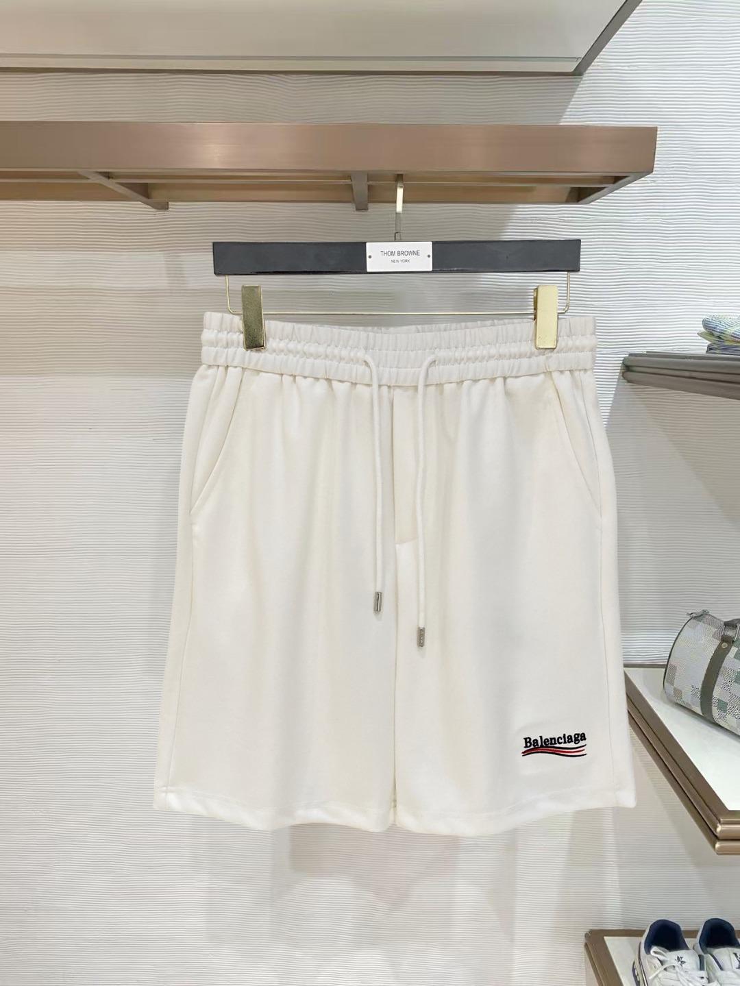 NO:847752,Balenciaga 2026 spring and summer new men's casual shorts, three-quarter pants, high-end goods, simple, fashionable and generous, customized original imported fabrics, simple and refreshing, high-quality workmanship details that can withstand any form of inspection, simple and generous, versatile style, elegant and handsome upper body, brand new sense of sight!  The appearance is incomparable, the details are in place, and the upper body is not picky!  Size M-3xL,,balenciaga,shorts,19860909巴黎世家 2026春夏新款男士休闲短裤 五分裤 高端货简洁时尚大方定制原版进口面料简洁利落又清爽品质做工细节经得起任何形式检验简约大方百搭款 上身优雅帅气,焕然一新的即视感！品相无敌,细节都很到位,上身不挑人！ 码数M-3xL,,balenciaga,shorts,,Men's clothing