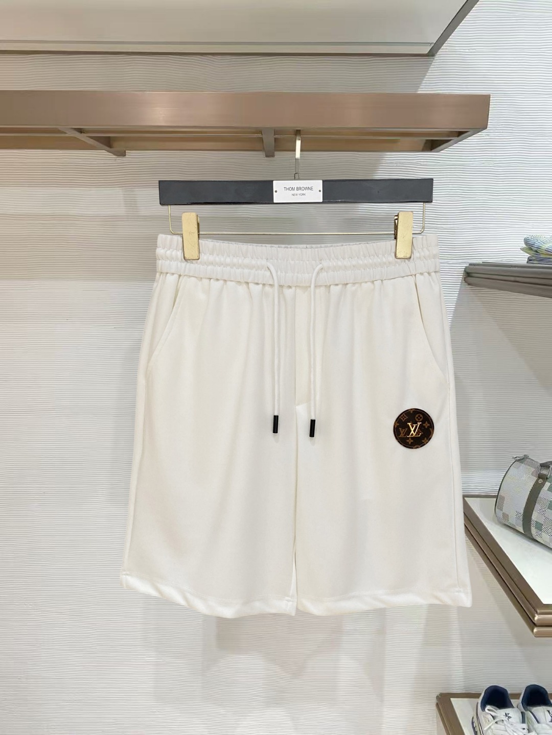 NO:847754,LV 2026 spring and summer new men's casual shorts, three-quarter pants, high-end goods, simple, fashionable and generous, customized original imported fabrics, simple and refreshing, high-quality workmanship details, can withstand any form of inspection, simple and generous, versatile style, elegant and handsome upper body, brand new sense of sight!  The appearance is incomparable, the details are in place, and the upper body is not picky!  Size M-3xL,,louis vuitton,shorts,19860909LV 2026春夏新款男士休闲短裤 五分裤 高端货简洁时尚大方定制原版进口面料简洁利落又清爽品质做工细节经得起任何形式检验简约大方百搭款 上身优雅帅气,焕然一新的即视感！品相无敌,细节都很到位,上身不挑人！ 码数M-3xL,,louis vuitton,shorts,,Men's clothing