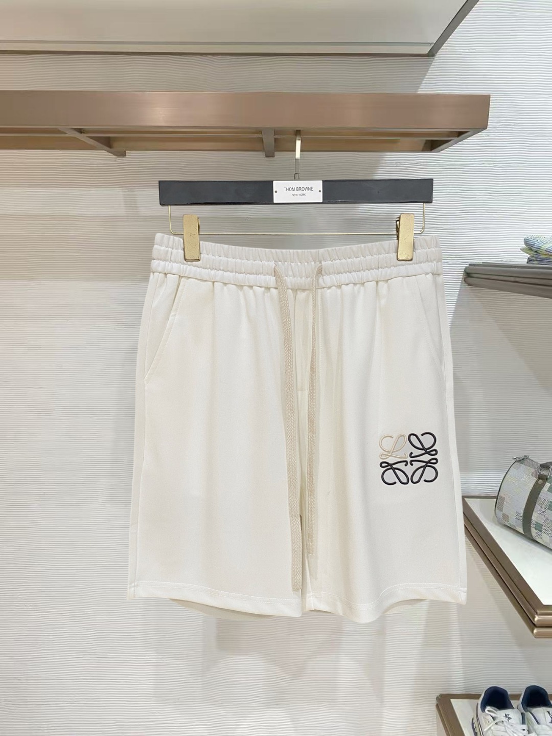 NO:847758,Loewe's 2026 spring and summer new men's casual shorts, three-quarter pants, high-end goods, simple, fashionable and generous, customized original imported fabrics, simple, neat and refreshing, high-quality workmanship details that can withstand any form of inspection, simple and generous, versatile style, elegant and handsome upper body, brand new sense of sight!  The appearance is incomparable, the details are in place, and the upper body is not picky!  Size M-3xL,,loewe,shorts,19860909罗意威 2026春夏新款男士休闲短裤 五分裤 高端货简洁时尚大方定制原版进口面料简洁利落又清爽品质做工细节经得起任何形式检验简约大方百搭款 上身优雅帅气,焕然一新的即视感！品相无敌,细节都很到位,上身不挑人！ 码数M-3xL,,loewe,shorts,,Men's clothing