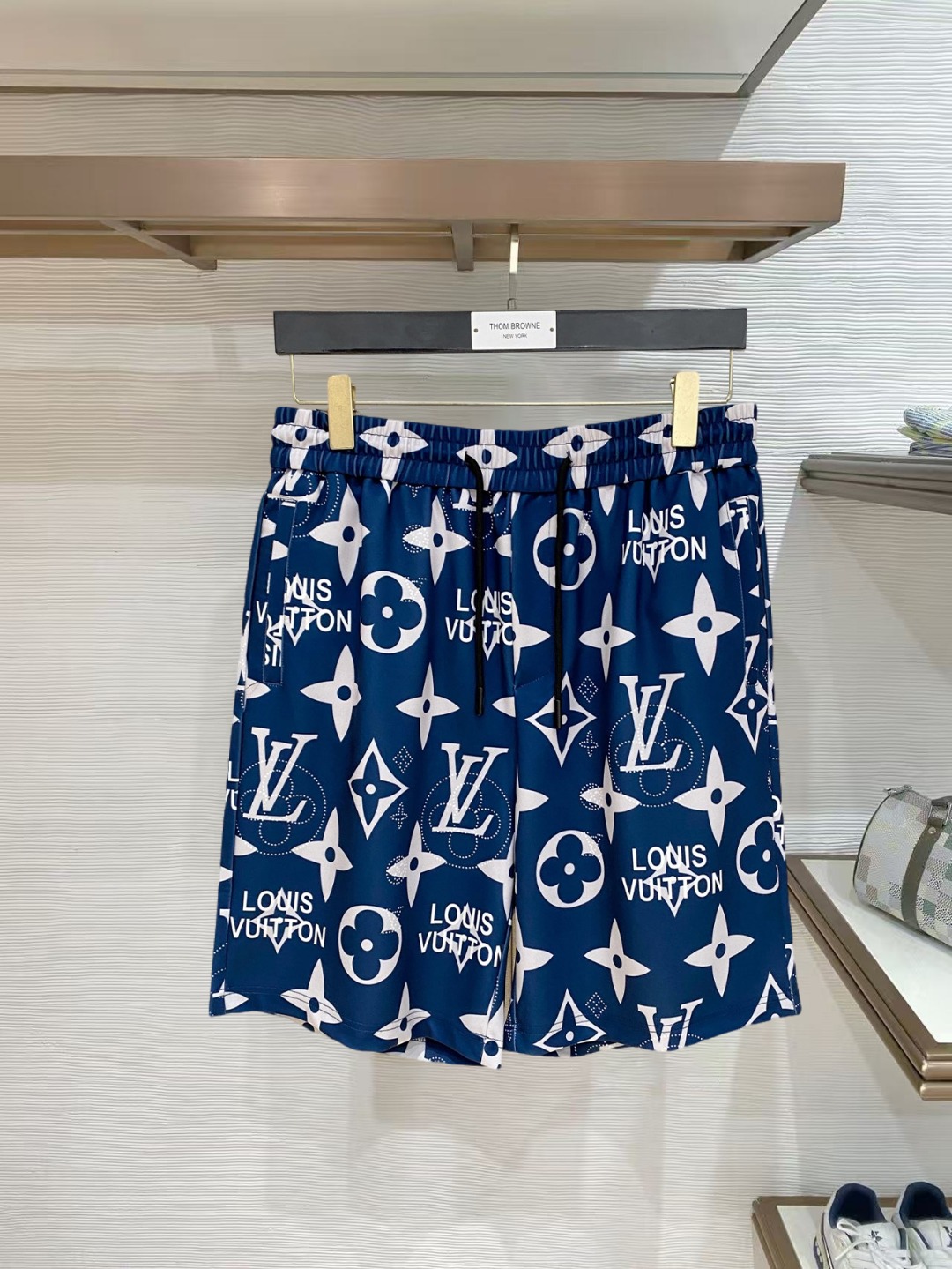 NO:847760,LV 2026 spring and summer new men's casual shorts, three-quarter pants, high-end goods, simple, fashionable and generous, customized original imported fabrics, simple and refreshing, high-quality workmanship details, can withstand any form of inspection, simple and generous, versatile style, elegant and handsome upper body, brand new sense of sight!  The appearance is incomparable, the details are in place, and the upper body is not picky!  Size M-3xL,,louis vuitton,shorts,19860909LV 2026春夏新款男士休闲短裤 五分裤 高端货简洁时尚大方定制原版进口面料简洁利落又清爽品质做工细节经得起任何形式检验简约大方百搭款 上身优雅帅气,焕然一新的即视感！品相无敌,细节都很到位,上身不挑人！ 码数M-3xL,,louis vuitton,shorts,,Men's clothing