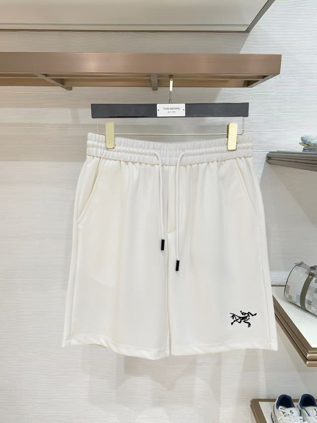 NO:847764,Arc'teryx 2026 spring and summer new men's casual shorts, five-quarter pants, high-end goods, simple, fashionable and generous, customized original imported fabrics, simple, neat and refreshing, high-quality workmanship details that can withstand any form of inspection, simple and generous, versatile style, elegant and handsome upper body, brand new sense of sight!  The appearance is incomparable, the details are in place, and the upper body is not picky!  Code number M-3xL,arc'teryx,shorts,19860909始祖鸟 2026春夏新款男士休闲短裤 五分裤 高端货简洁时尚大方定制原版进口面料简洁利落又清爽品质做工细节经得起任何形式检验简约大方百搭款 上身优雅帅气,焕然一新的即视感！品相无敌,细节都很到位,上身不挑人！ 码数M-3xL,arc'teryx,shorts,,Men's clothing