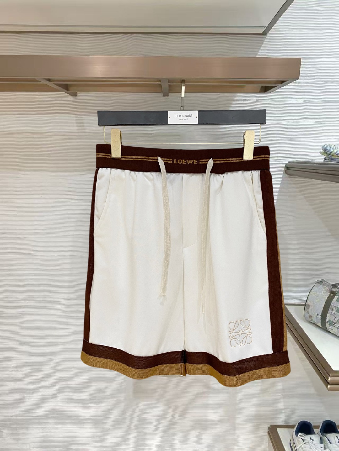 NO:847765,Loewe's 2026 spring and summer new men's casual shorts, three-quarter pants, high-end goods, simple, fashionable and generous, customized original imported fabrics, simple, neat and refreshing, high-quality workmanship details that can withstand any form of inspection, simple and generous, versatile style, elegant and handsome upper body, brand new sense of sight!  The appearance is incomparable, the details are in place, and the upper body is not picky!  Size M-3xL,,loewe,shorts,19860909罗意威 2026春夏新款男士休闲短裤 五分裤 高端货简洁时尚大方定制原版进口面料简洁利落又清爽品质做工细节经得起任何形式检验简约大方百搭款 上身优雅帅气,焕然一新的即视感！品相无敌,细节都很到位,上身不挑人！ 码数M-3xL,,loewe,shorts,,Men's clothing