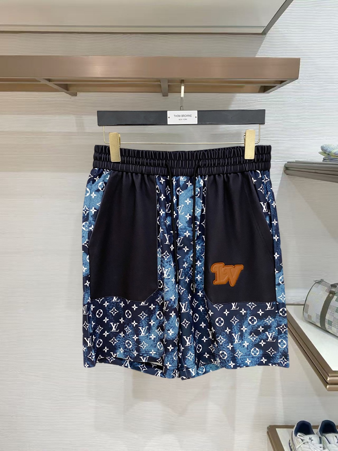 NO:847768,LV 2026 spring and summer new men's casual shorts, three-quarter pants, high-end goods, simple, fashionable and generous, customized original imported fabrics, simple and refreshing, high-quality workmanship details, can withstand any form of inspection, simple and generous, versatile style, elegant and handsome upper body, brand new sense of sight!  The appearance is incomparable, the details are in place, and the upper body is not picky!  Size M-3xL,,louis vuitton,shorts,19860909LV 2026春夏新款男士休闲短裤 五分裤 高端货简洁时尚大方定制原版进口面料简洁利落又清爽品质做工细节经得起任何形式检验简约大方百搭款 上身优雅帅气,焕然一新的即视感！品相无敌,细节都很到位,上身不挑人！ 码数M-3xL,,louis vuitton,shorts,,Men's clothing