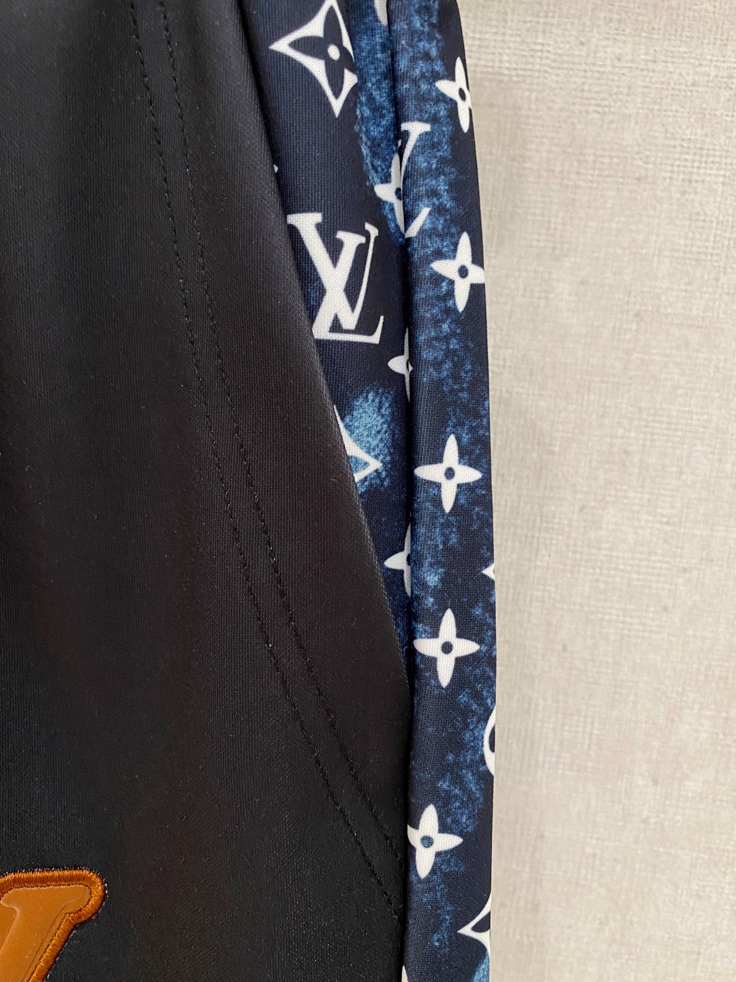 LV 2026春夏新款男士休闲短裤 五分裤 高端货简洁时尚大方定制原版进口面料简洁利落又清爽品质做工细节