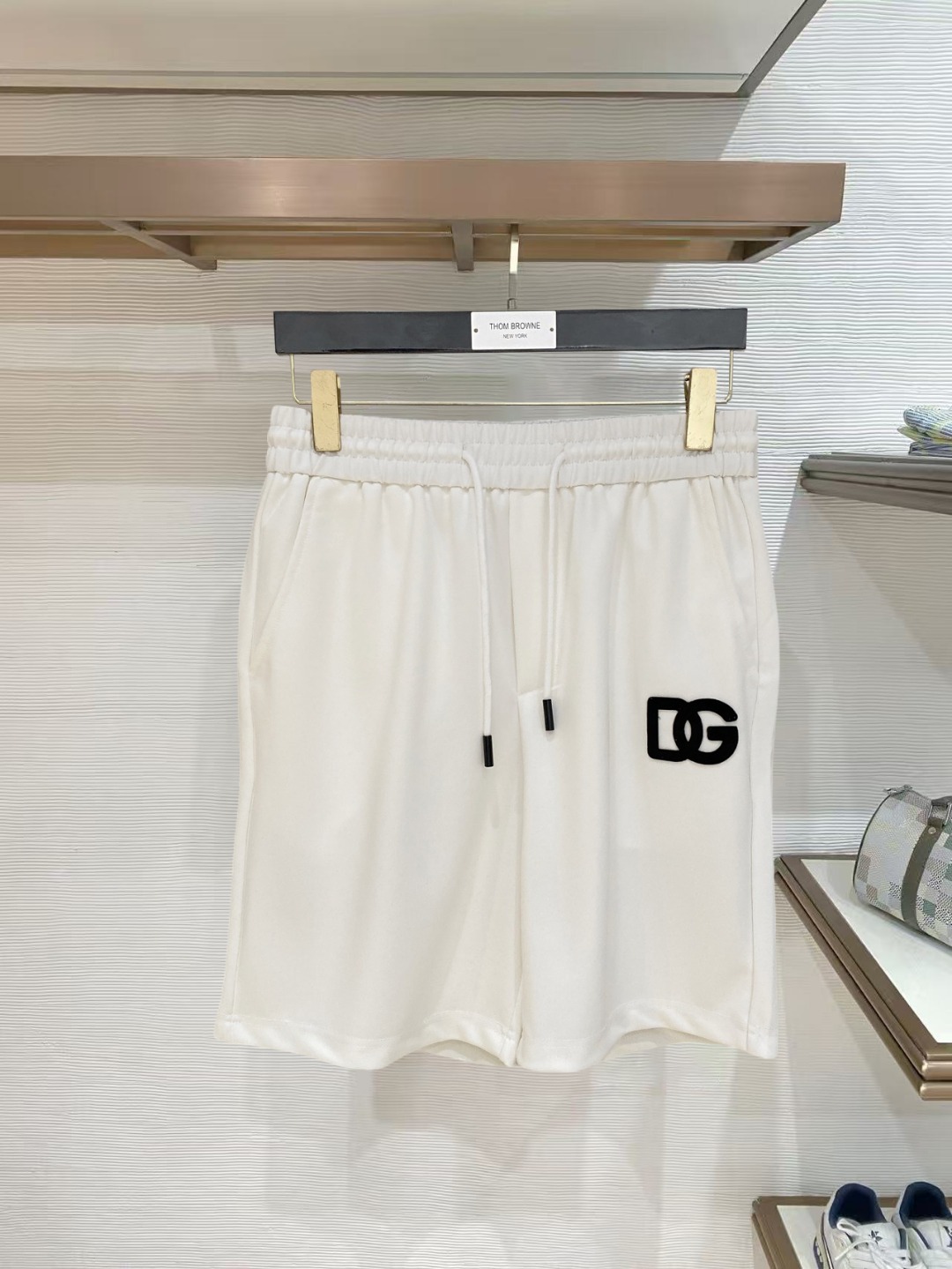 NO:847771,DG 2026 spring and summer new men's casual shorts, three-quarter pants, high-end goods, simple, fashionable and generous, customized original imported fabrics, simple and refreshing, high-quality workmanship details, can withstand any form of inspection, simple and generous, versatile style, elegant and handsome upper body, brand new sense of sight!  The appearance is incomparable, the details are in place, and the upper body is not picky!  Code number M-3xL,,shorts,19860909DG 2026春夏新款男士休闲短裤 五分裤 高端货简洁时尚大方定制原版进口面料简洁利落又清爽品质做工细节经得起任何形式检验简约大方百搭款 上身优雅帅气,焕然一新的即视感！品相无敌,细节都很到位,上身不挑人！ 码数M-3xL,,shorts,,Men's clothing