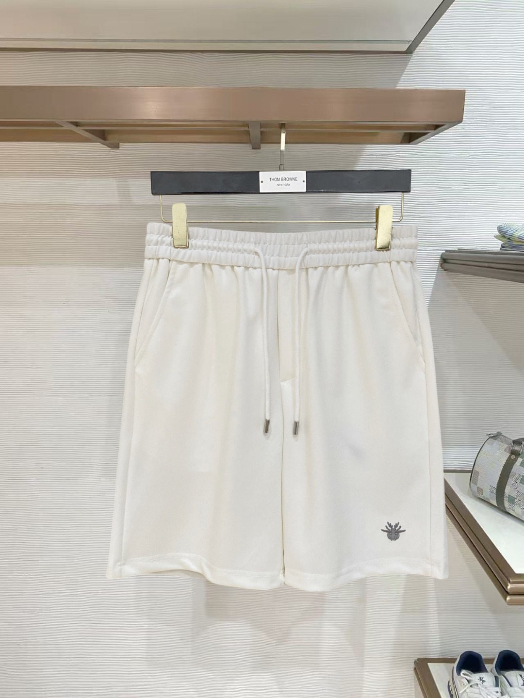 NO:847774,Dior's 2026 spring and summer new men's casual shorts, three-quarter pants, high-end goods, simple, fashionable and generous, customized original imported fabrics, simple and refreshing, high-quality workmanship details that can withstand any form of inspection, simple and generous, versatile style, elegant and handsome upper body, brand new sense of sight!  The appearance is incomparable, the details are in place, and the upper body is not picky!  Size M-3xL,,dior,shorts,19860909迪奥 2026春夏新款男士休闲短裤 五分裤 高端货简洁时尚大方定制原版进口面料简洁利落又清爽品质做工细节经得起任何形式检验简约大方百搭款 上身优雅帅气,焕然一新的即视感！品相无敌,细节都很到位,上身不挑人！ 码数M-3xL,,dior,shorts,,Men's clothing