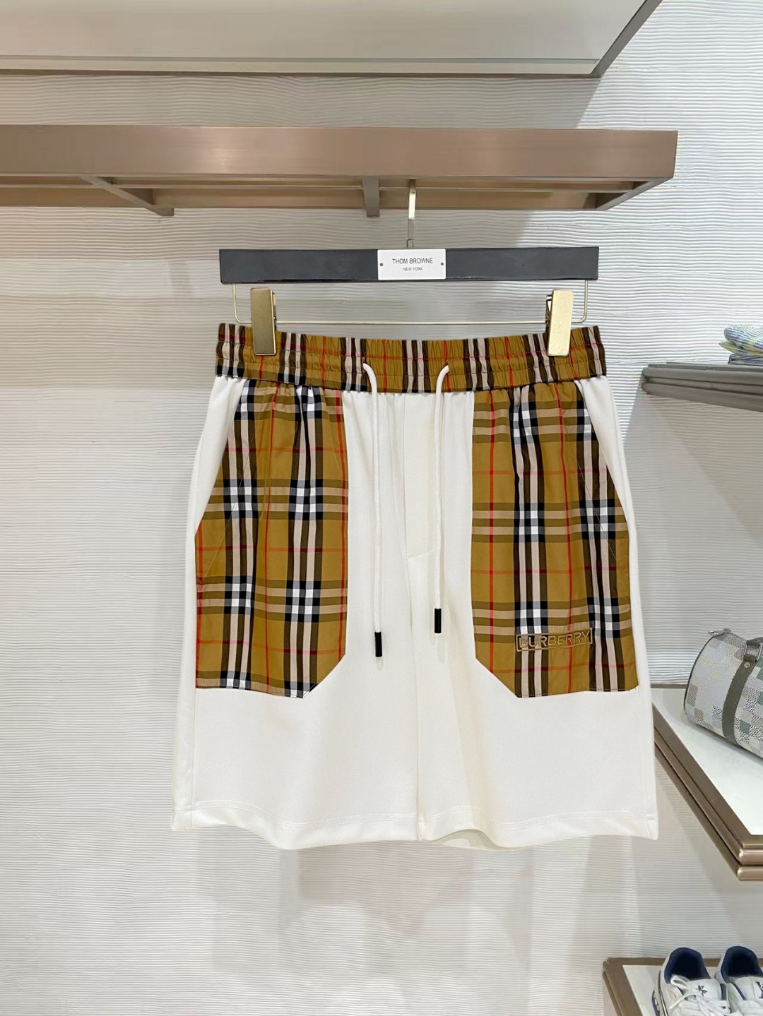 NO:847778,Burberry 2026 spring and summer new men's casual shorts, three-quarter pants, high-end goods, simple, fashionable and generous, customized original imported fabrics, simple and refreshing, high-quality workmanship details that can withstand any form of inspection, simple and generous, versatile style, elegant and handsome upper body, brand new sense of sight!  The appearance is incomparable, the details are in place, and the upper body is not picky!  Size M-3xL,,burberry,shorts,19860909巴宝莉 2026春夏新款男士休闲短裤 五分裤 高端货简洁时尚大方定制原版进口面料简洁利落又清爽品质做工细节经得起任何形式检验简约大方百搭款 上身优雅帅气,焕然一新的即视感！品相无敌,细节都很到位,上身不挑人！ 码数M-3xL,,burberry,shorts,,Men's clothing