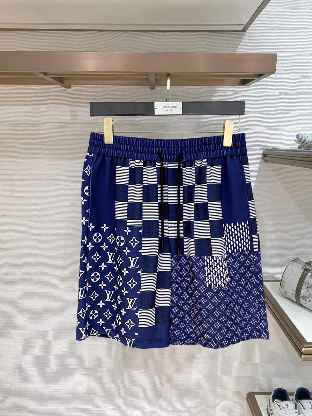 NO:847781,LV 2026 spring and summer new men's casual shorts, three-quarter pants, high-end goods, simple, fashionable and generous, customized original imported fabrics, simple and refreshing, high-quality workmanship details, can withstand any form of inspection, simple and generous, versatile style, elegant and handsome upper body, brand new sense of sight!  The appearance is incomparable, the details are in place, and the upper body is not picky!  Size M-3xL,,louis vuitton,shorts,19860909LV 2026春夏新款男士休闲短裤 五分裤 高端货简洁时尚大方定制原版进口面料简洁利落又清爽品质做工细节经得起任何形式检验简约大方百搭款 上身优雅帅气,焕然一新的即视感！品相无敌,细节都很到位,上身不挑人！ 码数M-3xL,,louis vuitton,shorts,,Men's clothing