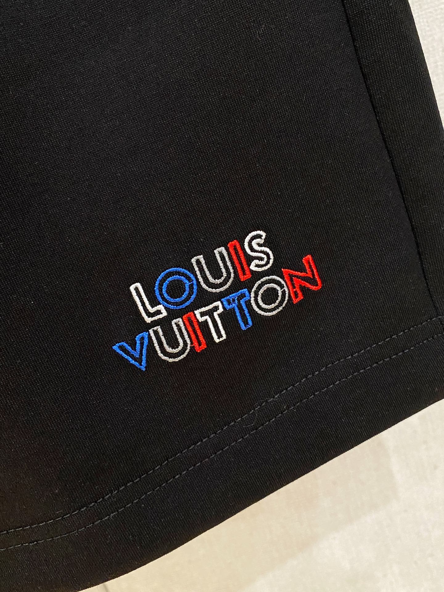 LV 2026春夏新款男士休闲短裤 五分裤 高端货简洁时尚大方定制原版进口面料简洁利落又清爽品质做工细节