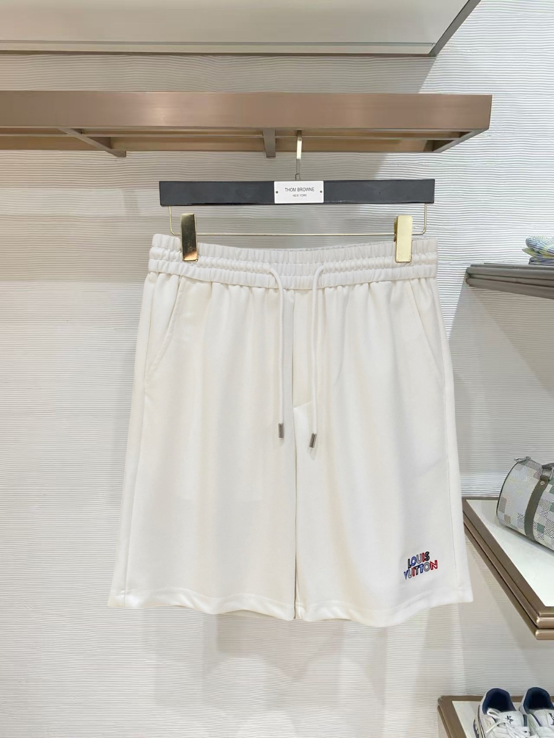 NO:847788,LV 2026 spring and summer new men's casual shorts, three-quarter pants, high-end goods, simple, fashionable and generous, customized original imported fabrics, simple and refreshing, high-quality workmanship details, can withstand any form of inspection, simple and generous, versatile style, elegant and handsome upper body, brand new sense of sight!  The appearance is incomparable, the details are in place, and the upper body is not picky!  Size M-3xL,,louis vuitton,shorts,19860909LV 2026春夏新款男士休闲短裤 五分裤 高端货简洁时尚大方定制原版进口面料简洁利落又清爽品质做工细节经得起任何形式检验简约大方百搭款 上身优雅帅气,焕然一新的即视感！品相无敌,细节都很到位,上身不挑人！ 码数M-3xL,,louis vuitton,shorts,,Men's clothing